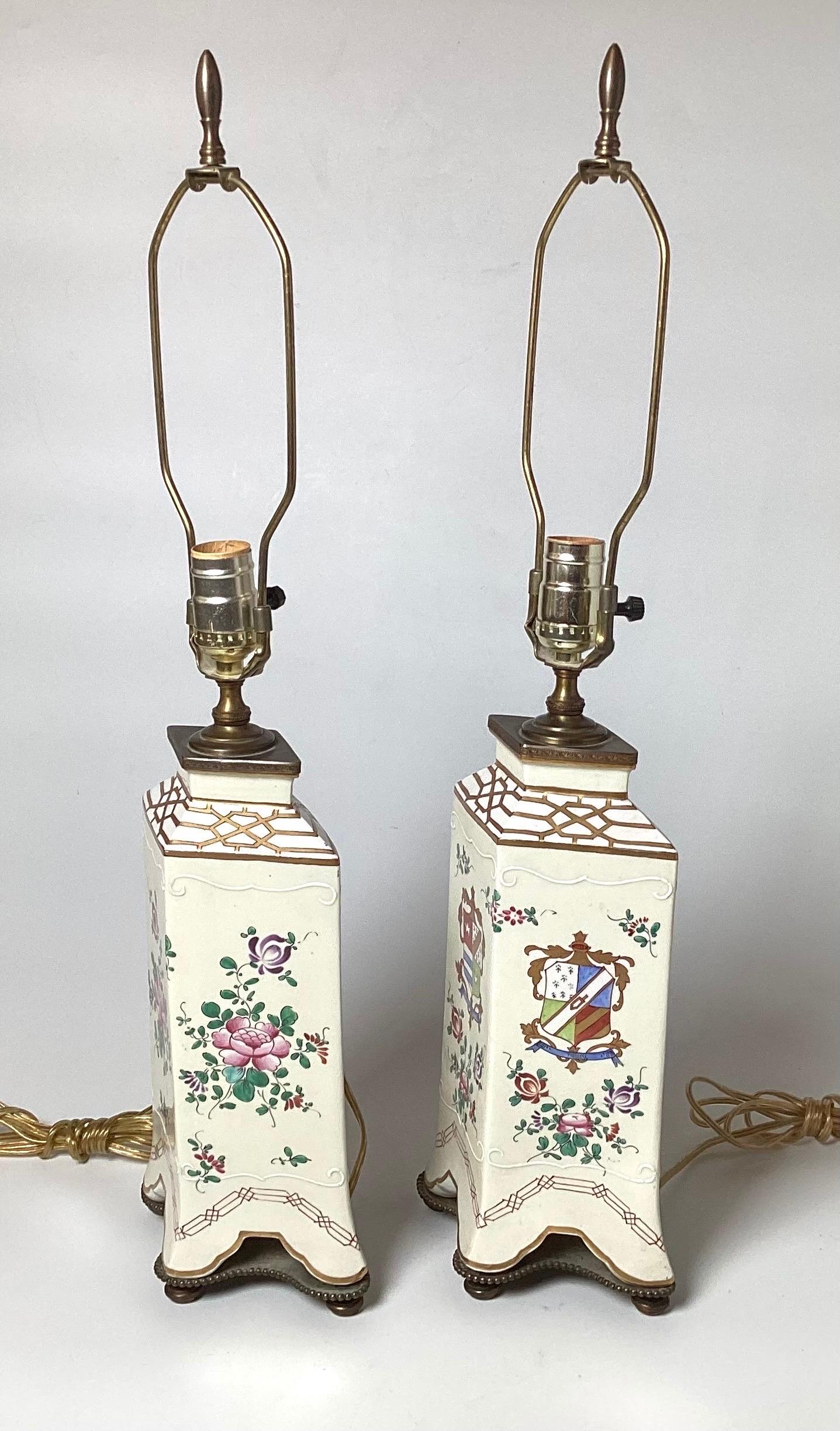 20ième siècle Paire de lampes armoriées de style Samson en vente