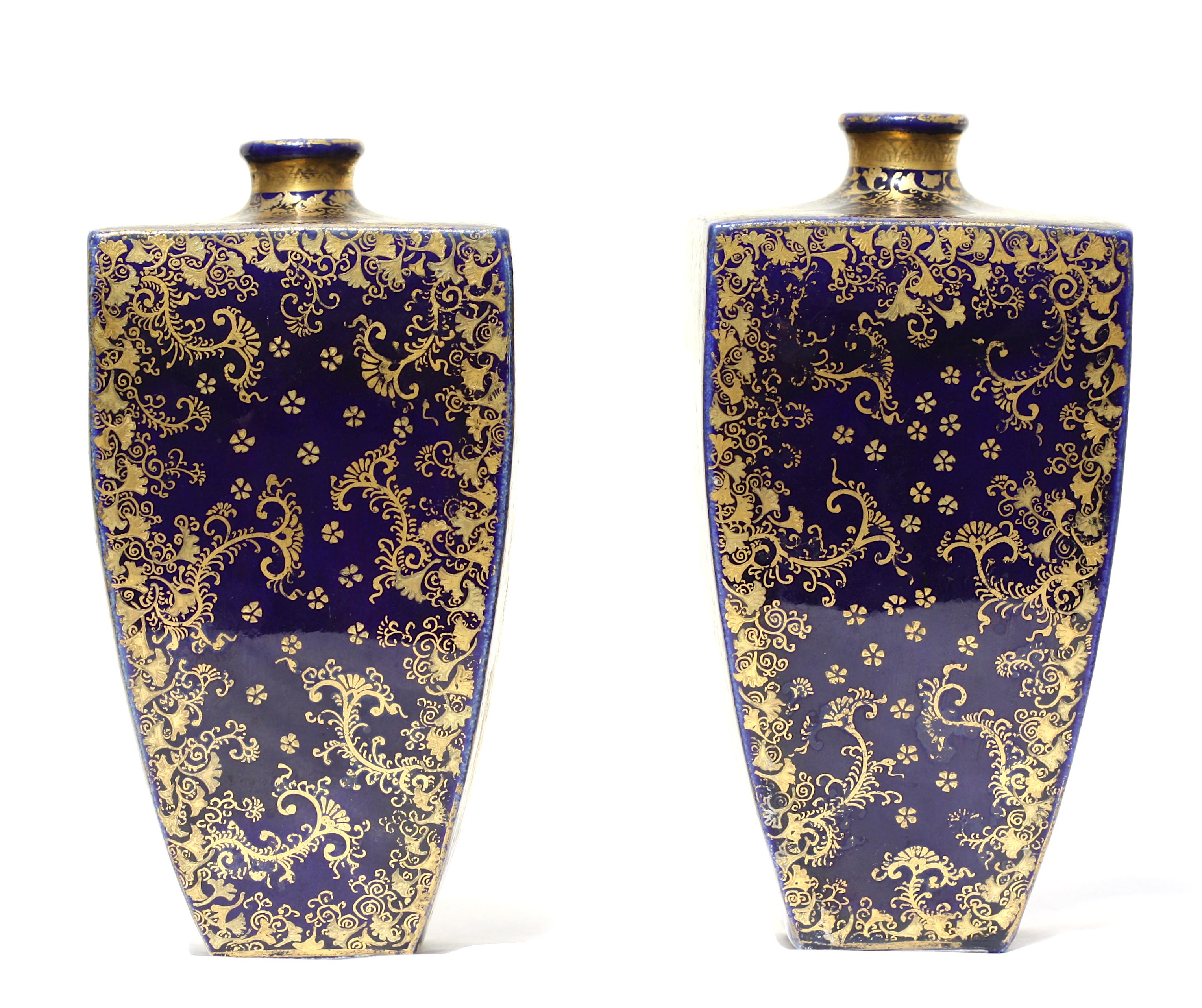 A Pair Satsuma earthenware vases by Kinkozan, Meiji period In Good Condition For Sale In West Palm Beach, FL