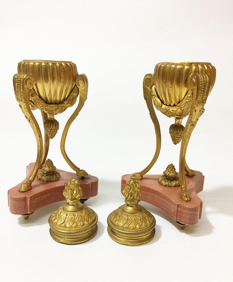 Paire de petites cassolettes françaises en bronze doré du 19ème siècle en vente 2