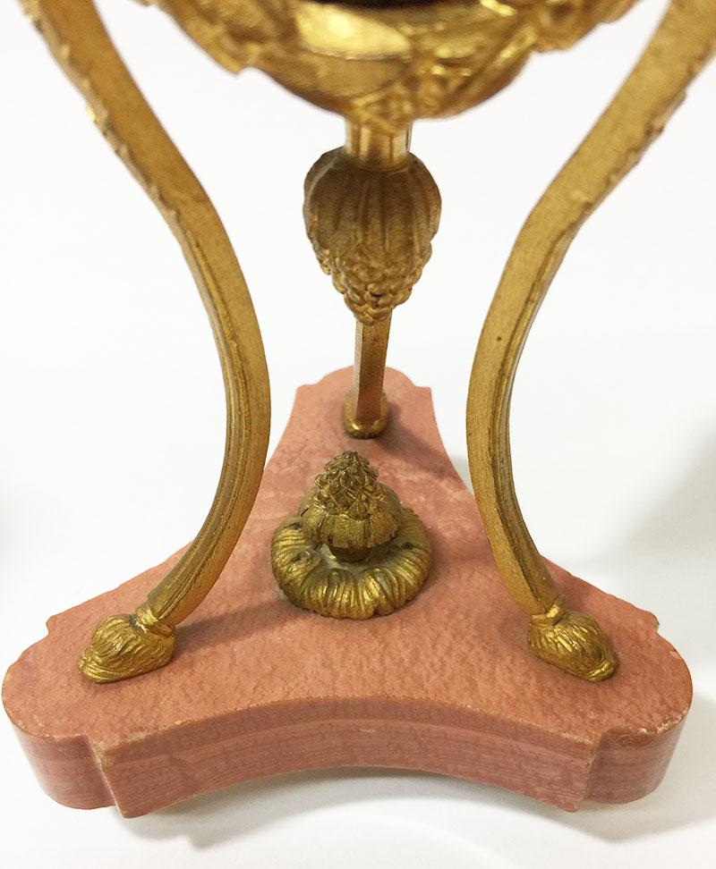 Français Paire de petites cassolettes françaises en bronze doré du 19ème siècle en vente