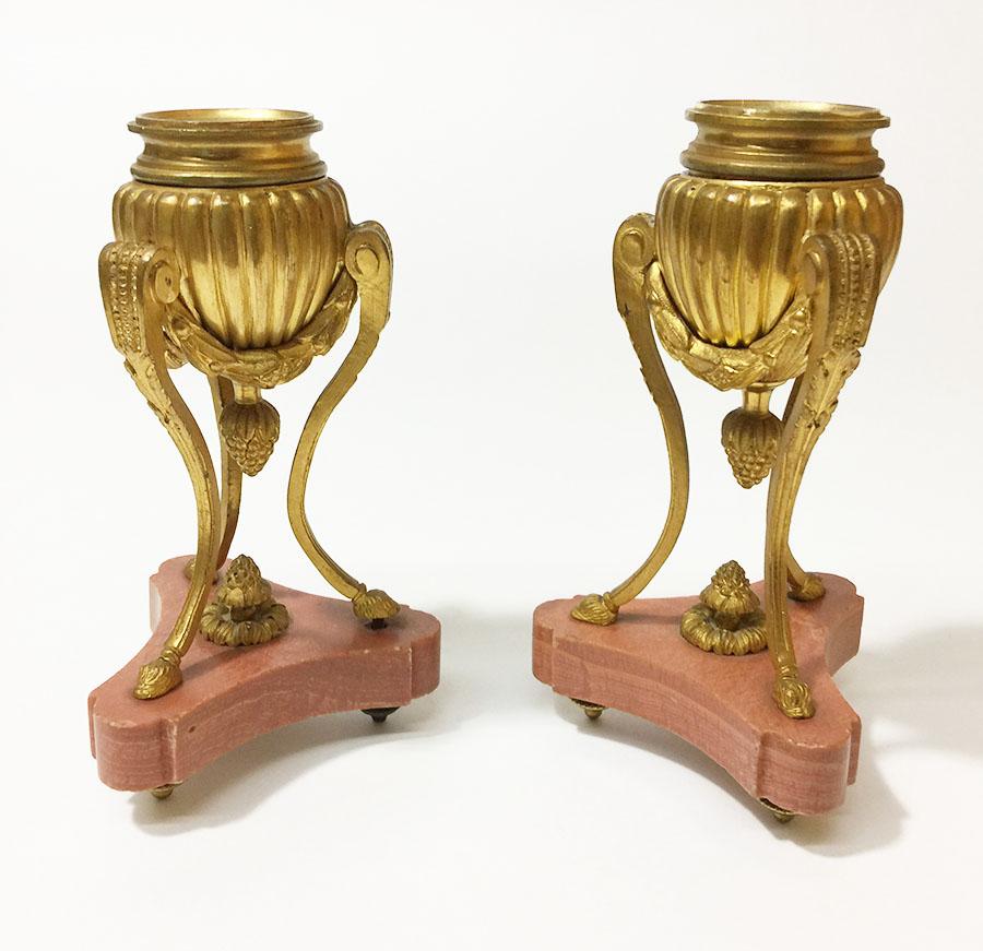 Doré Paire de petites cassolettes françaises en bronze doré du 19ème siècle en vente