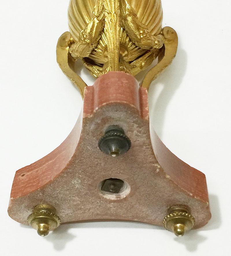 Paire de petites cassolettes françaises en bronze doré du 19ème siècle en vente 1