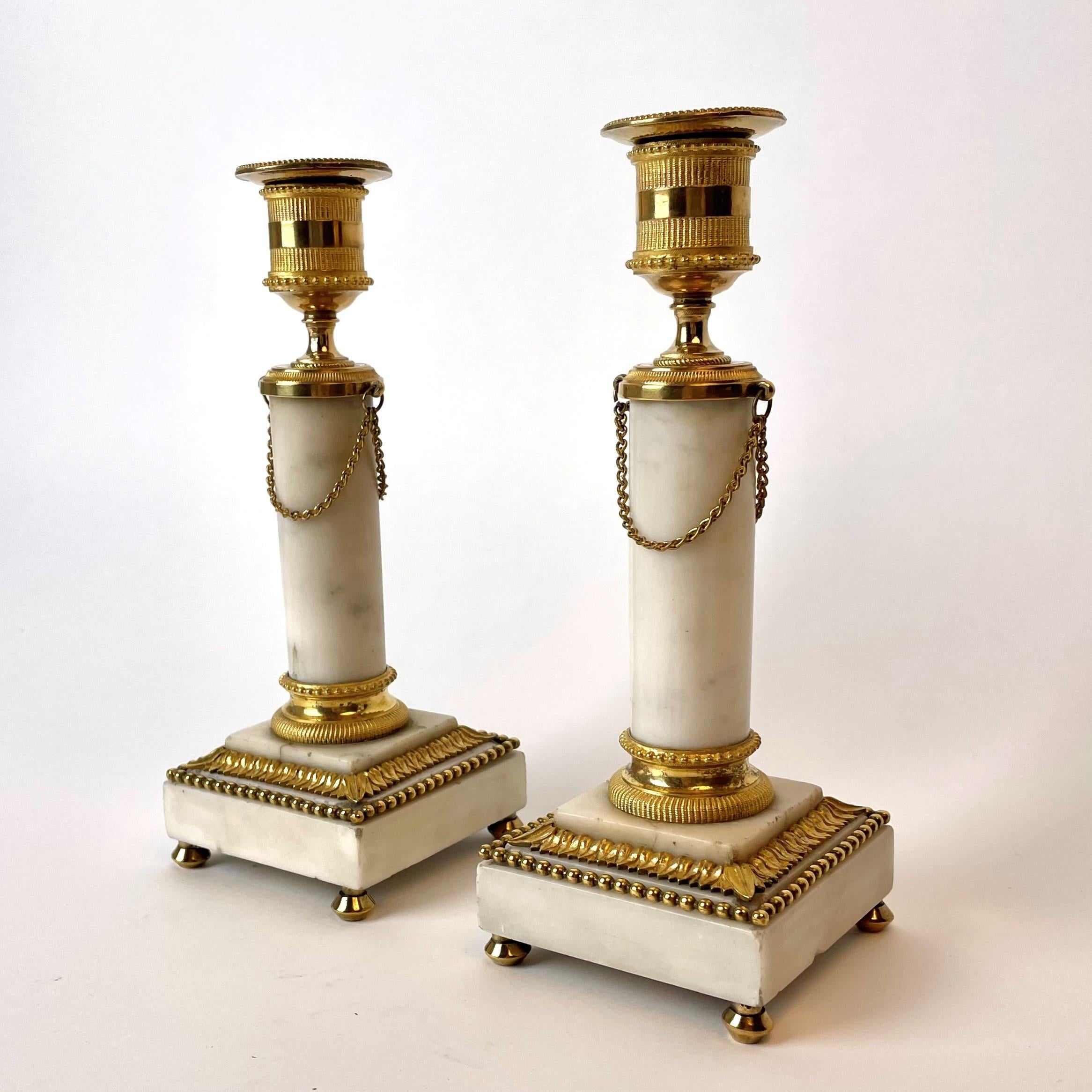 Français Paire de bougeoirs sophistiqués en marbre carrara et bronze doré des années 1780 en vente