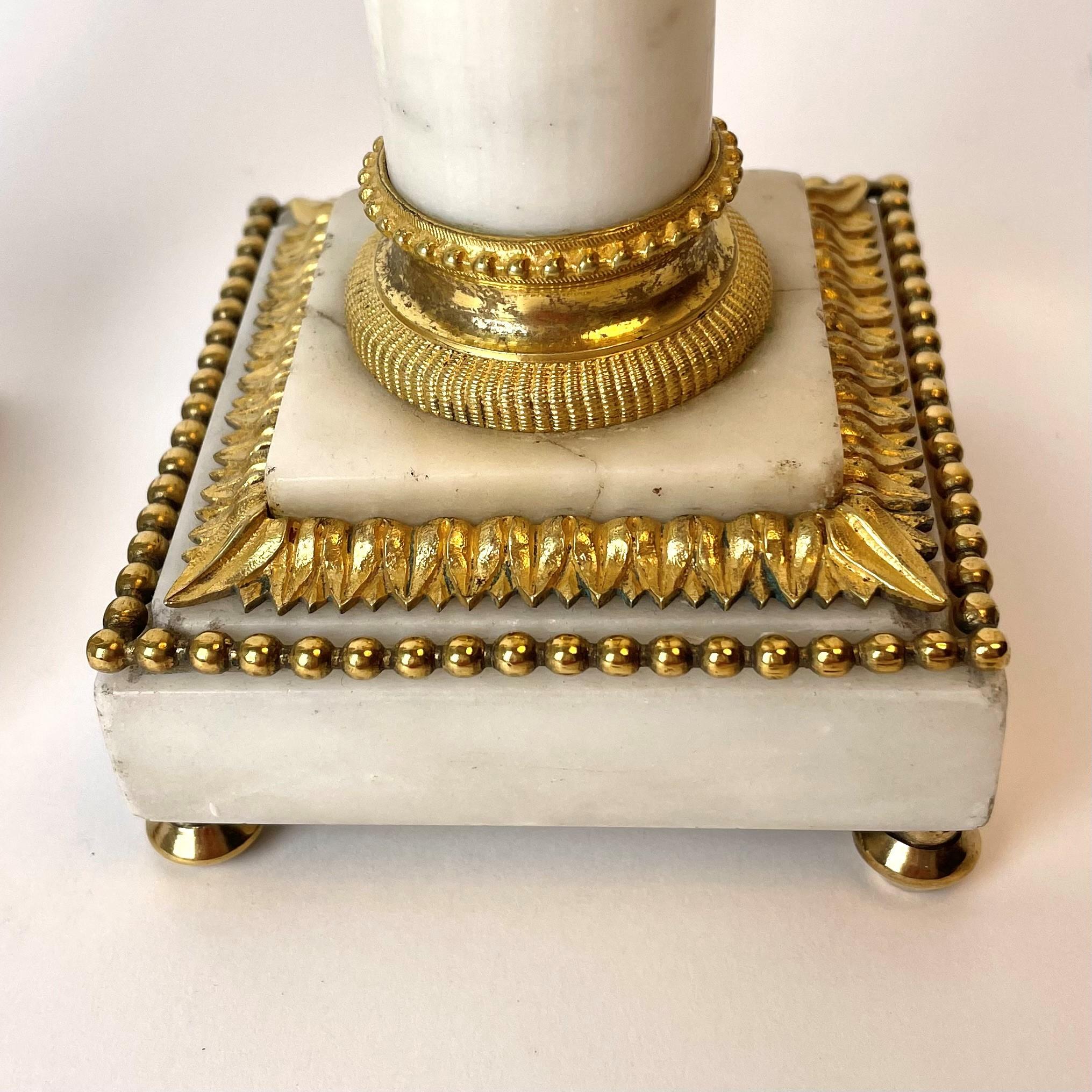 Pair Sophisticated Carrara Marble and Gilt Bronze Candlesticks from the 1780s In Good Condition For Sale In Knivsta, SE