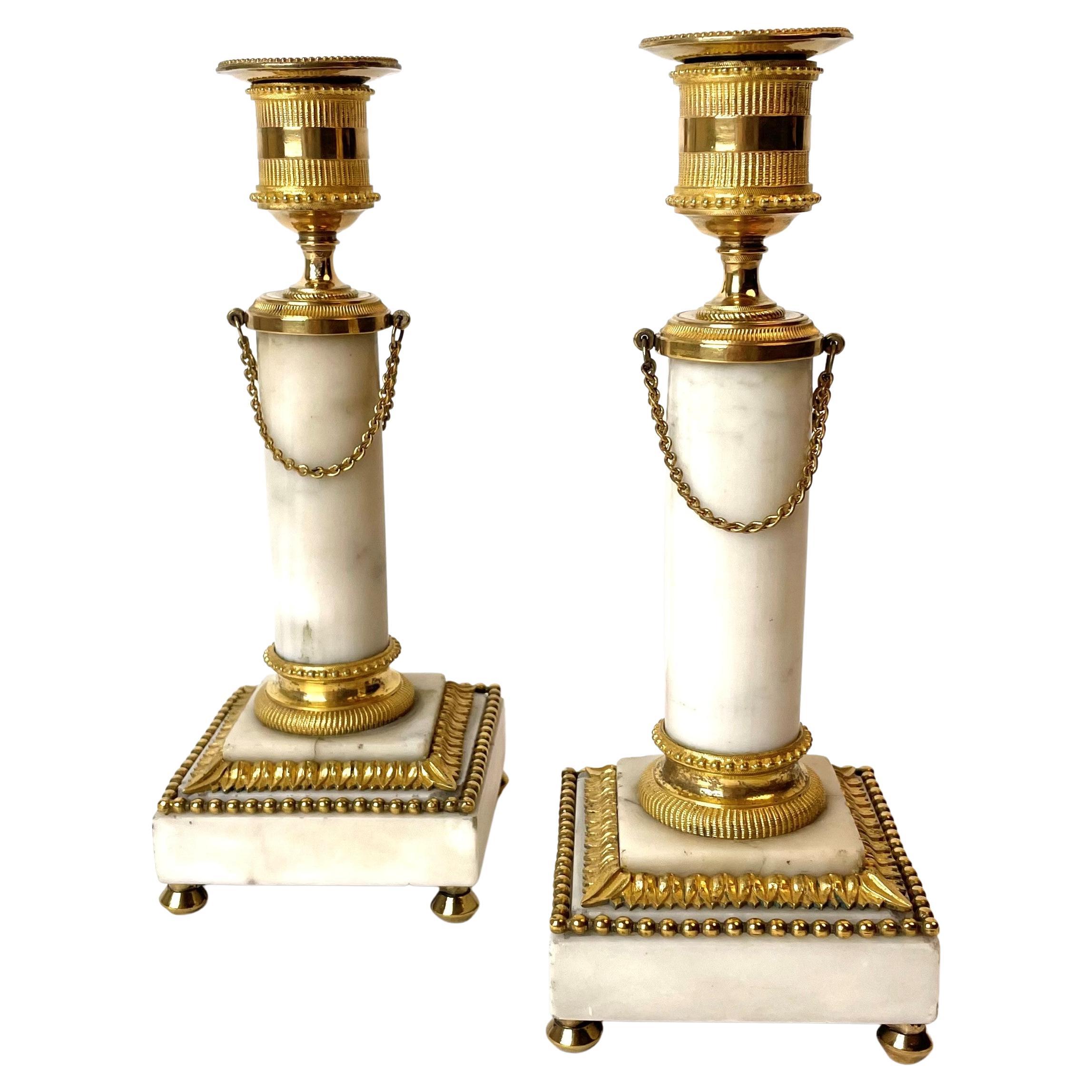 Paire de bougeoirs sophistiqués en marbre carrara et bronze doré des années 1780 en vente