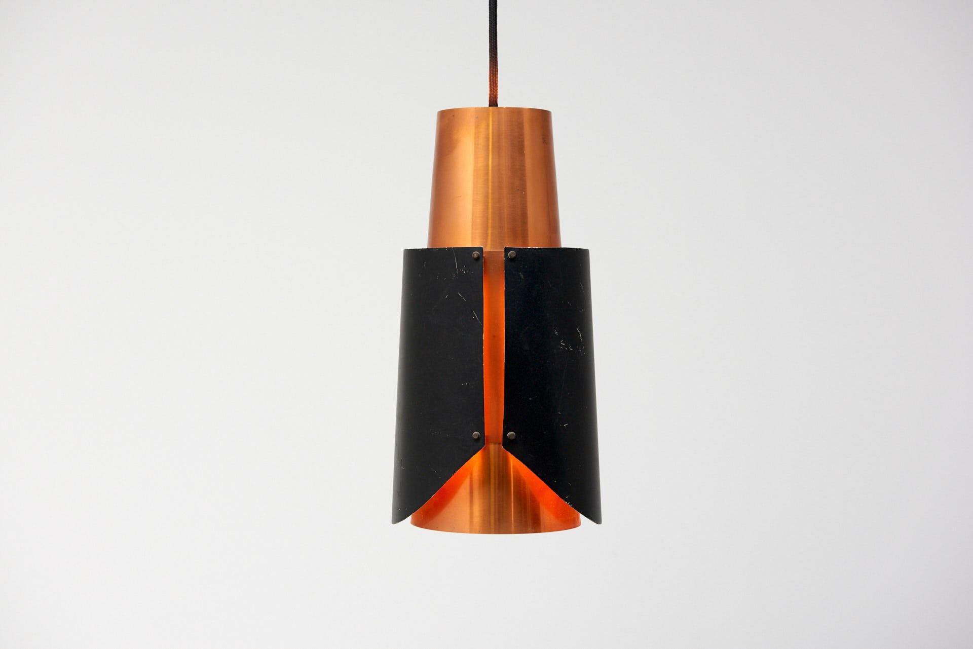 A pair of conical pendant lamps in black lacquered metal and red copper. Design by Bernt Karlby for Lyfa. Made in Denmark.
Traces of wear, minor scratches as shown in the pictures.