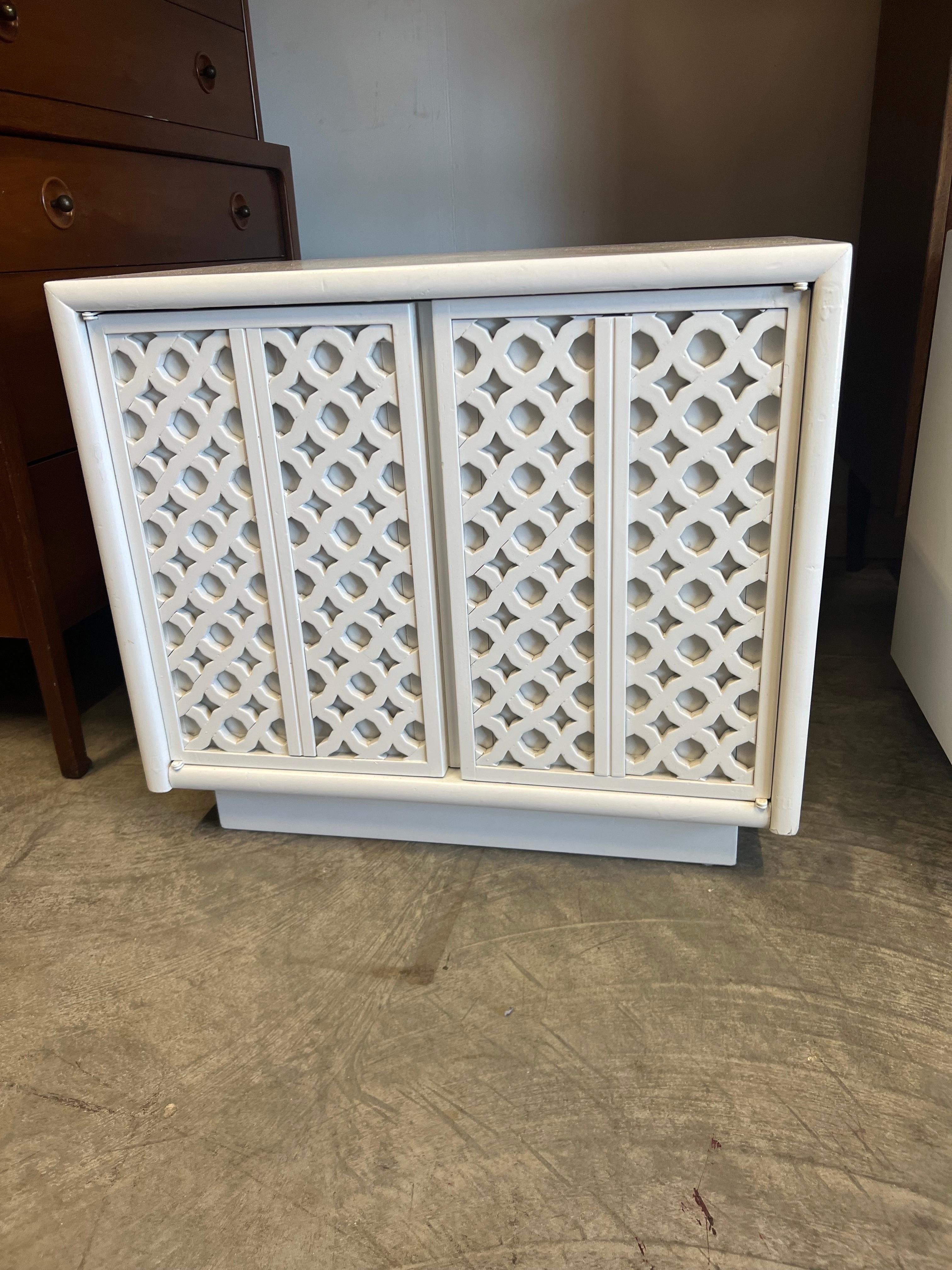 Mid-Century Modern A pair that of Palm Beach Regency White Lacquered Honeycomb Cabinet nightstands  For Sale