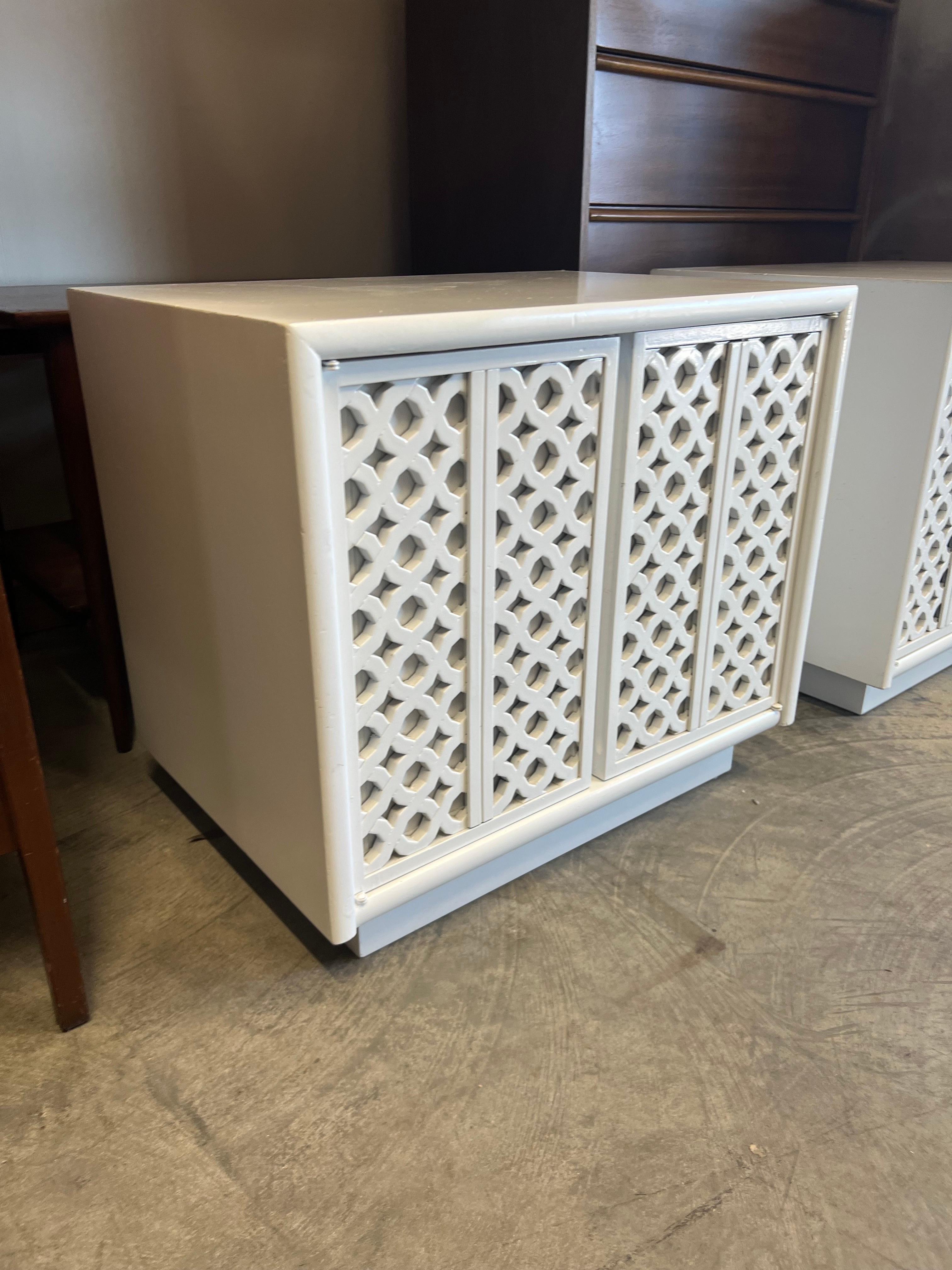 American A pair that of Palm Beach Regency White Lacquered Honeycomb Cabinet nightstands  For Sale