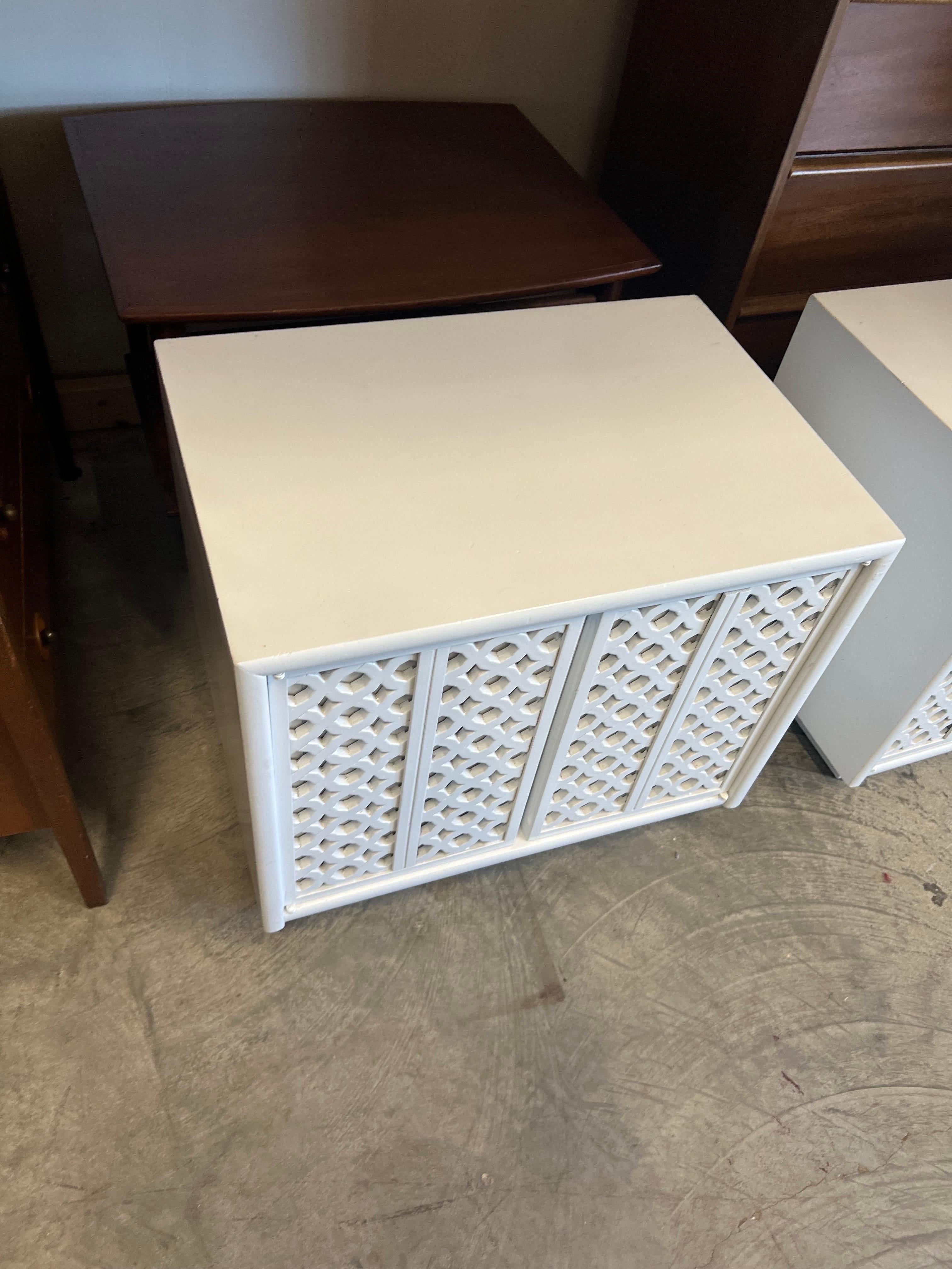 A pair that of Palm Beach Regency White Lacquered Honeycomb Cabinet nightstands  In Good Condition For Sale In Charleston, SC