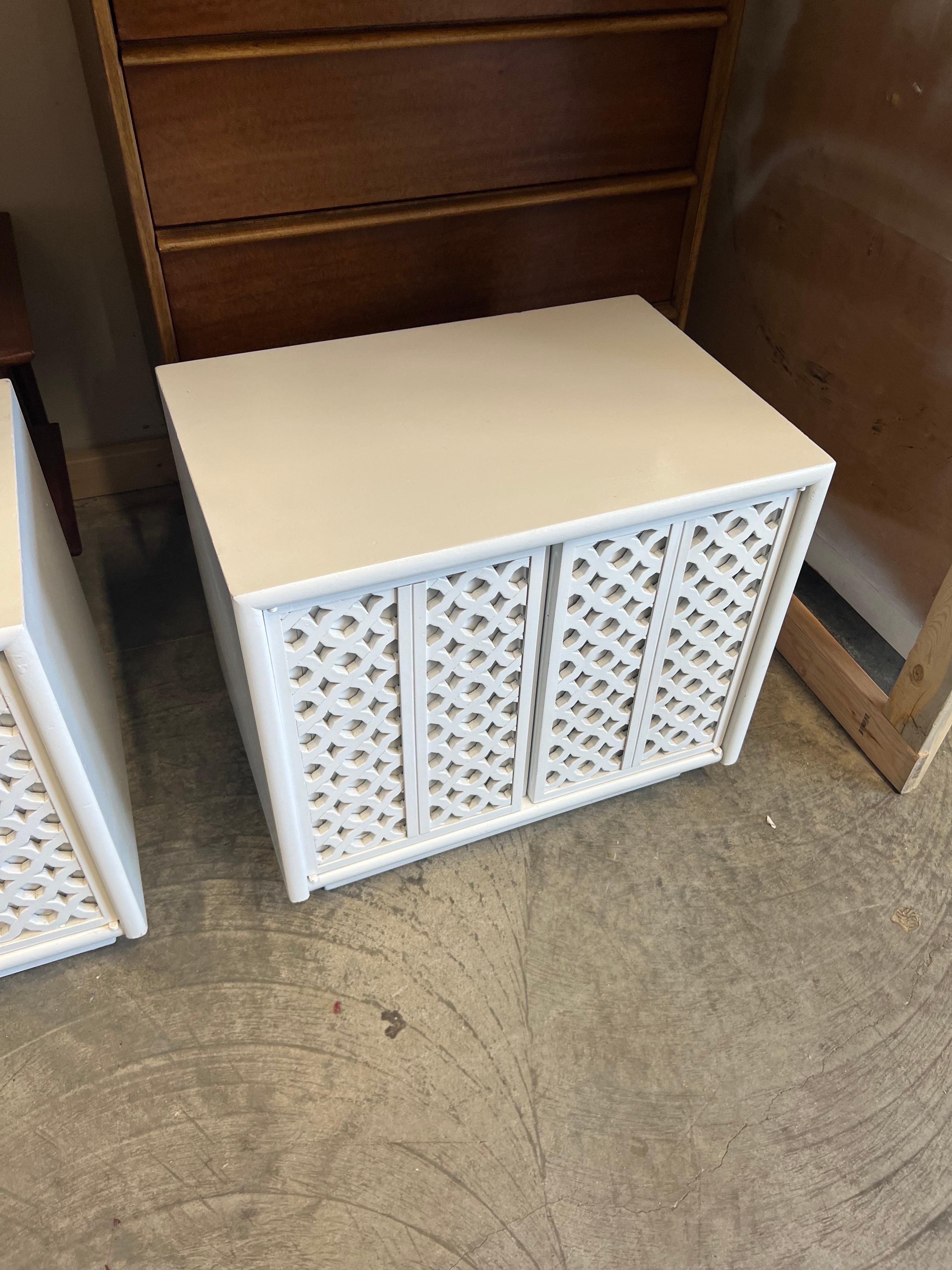20th Century A pair that of Palm Beach Regency White Lacquered Honeycomb Cabinet nightstands  For Sale