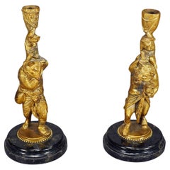 Una coppia di candele vittoriane in ferro fuso e dorato con orsi