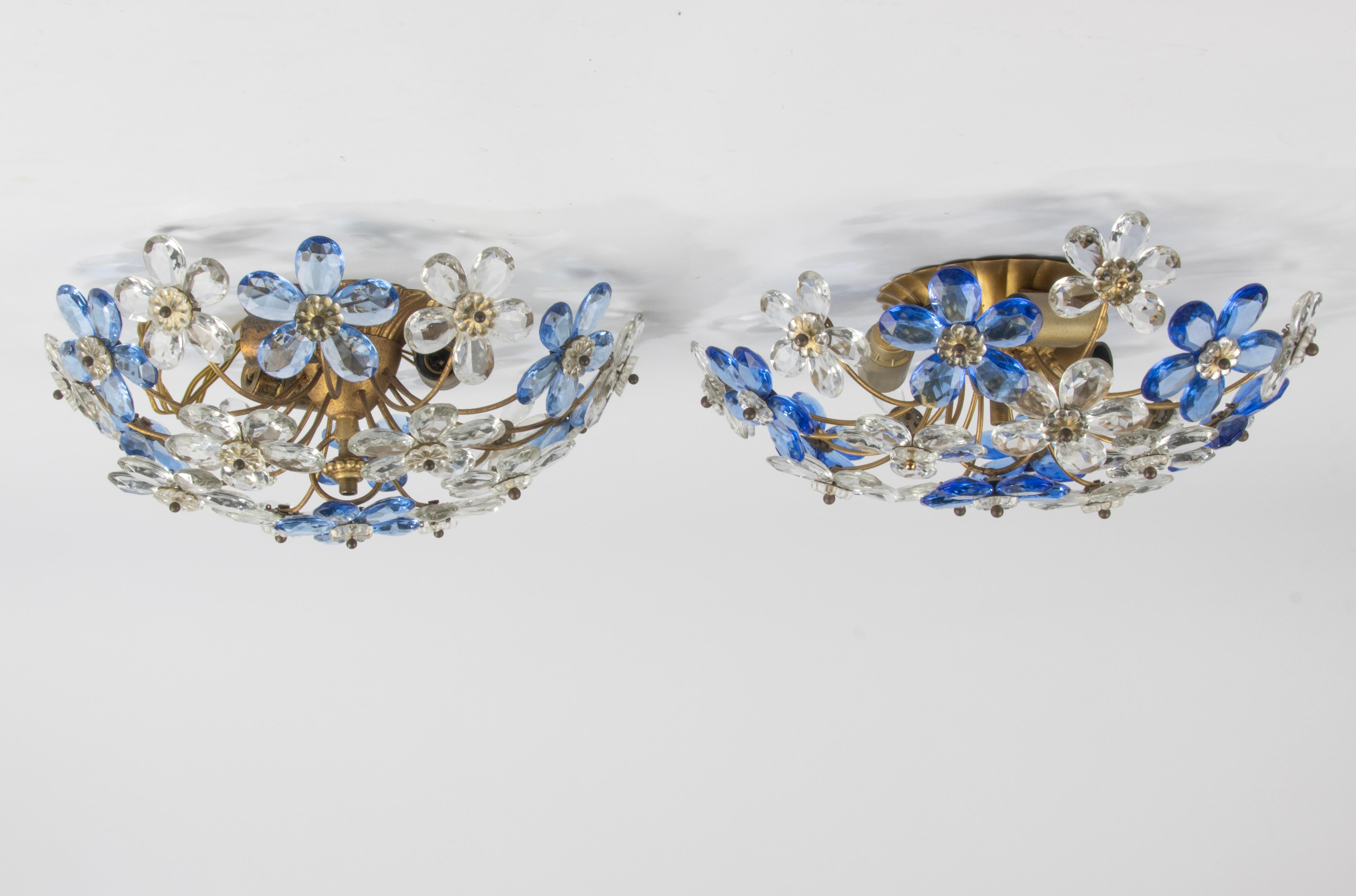 Ein schönes Set aus zwei Kristall-Deckenleuchten.
Die Armaturen sind aus goldfarbenem Metall gefertigt. Wunderschön verziert mit geschliffenen Kristallsteinen in Form von Blumen in blauem und klarem Kristall.
Der Hersteller ist unbekannt, online