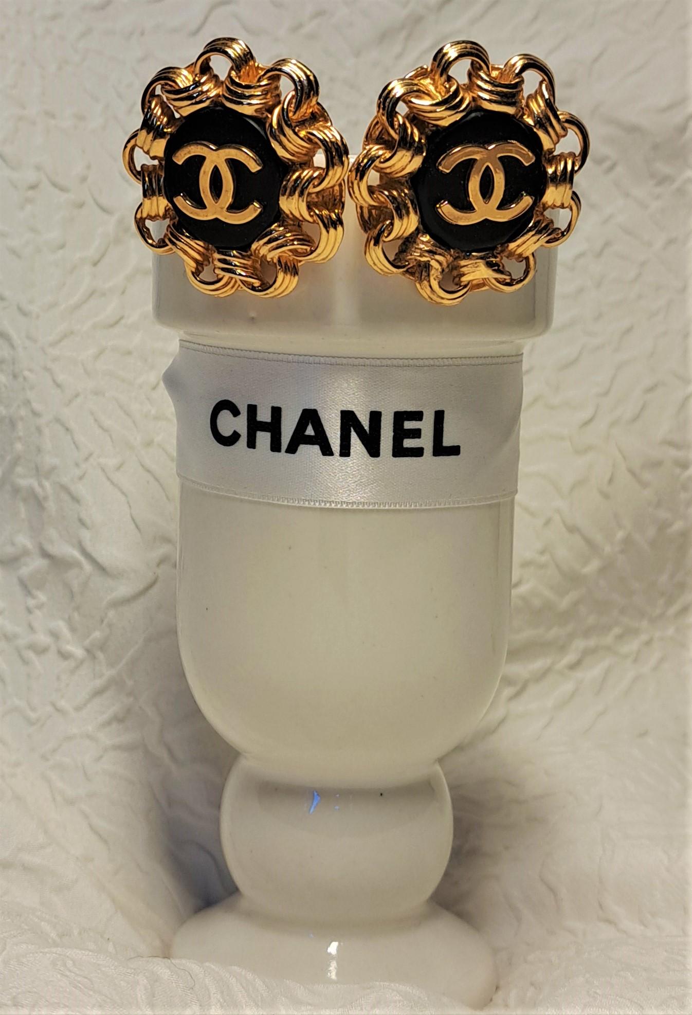 These exceptional vintage 1993 Chanel jumbo oversized clip-on earrings (pair) in gold with black and logo CC are a highly sought-after fashion accessory. These earrings were originally created by the fashion house Chanel and are characterized by
