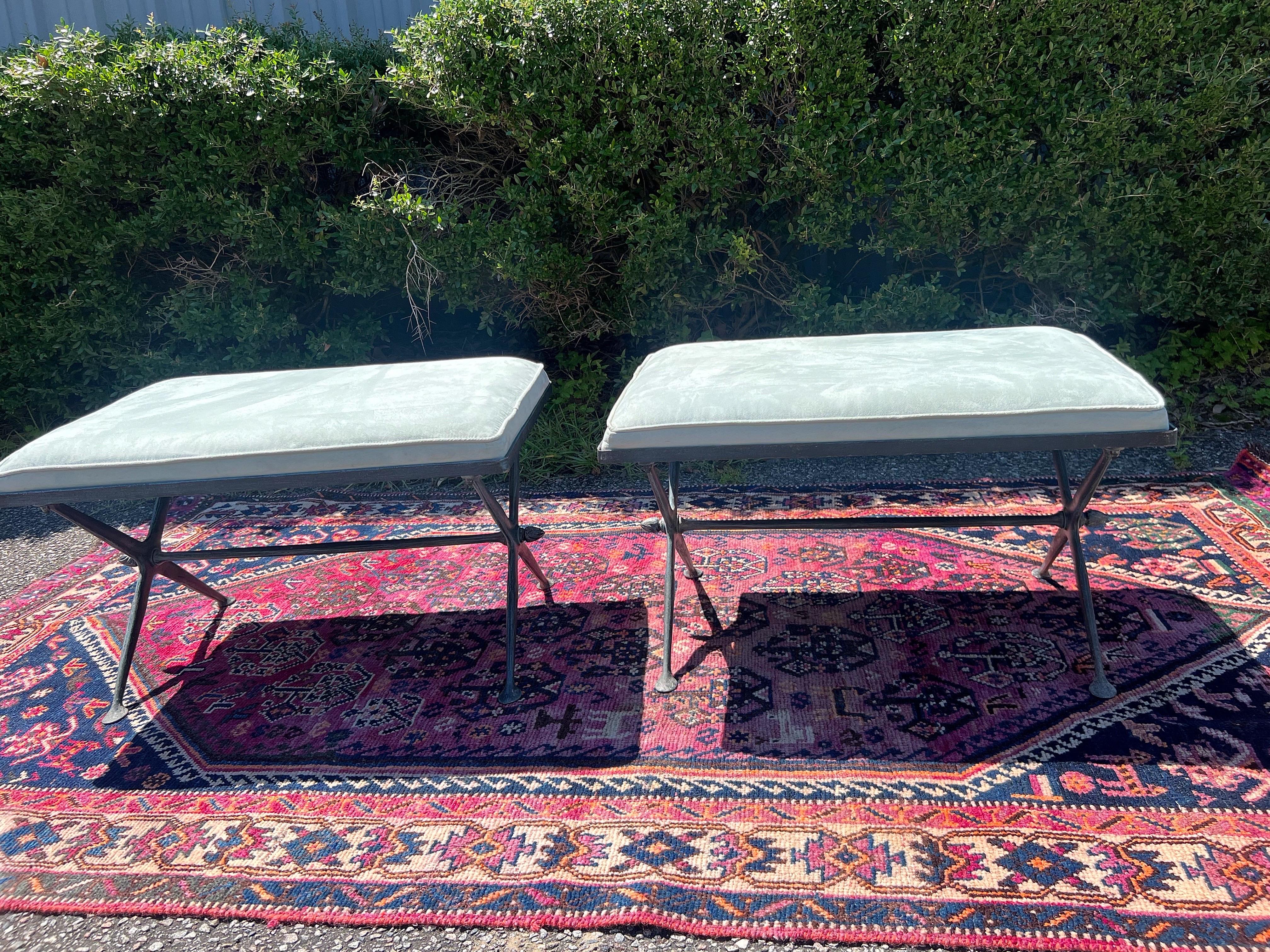 Paire de bancs en fer vintage avec base en X en daim bleu en vente 3