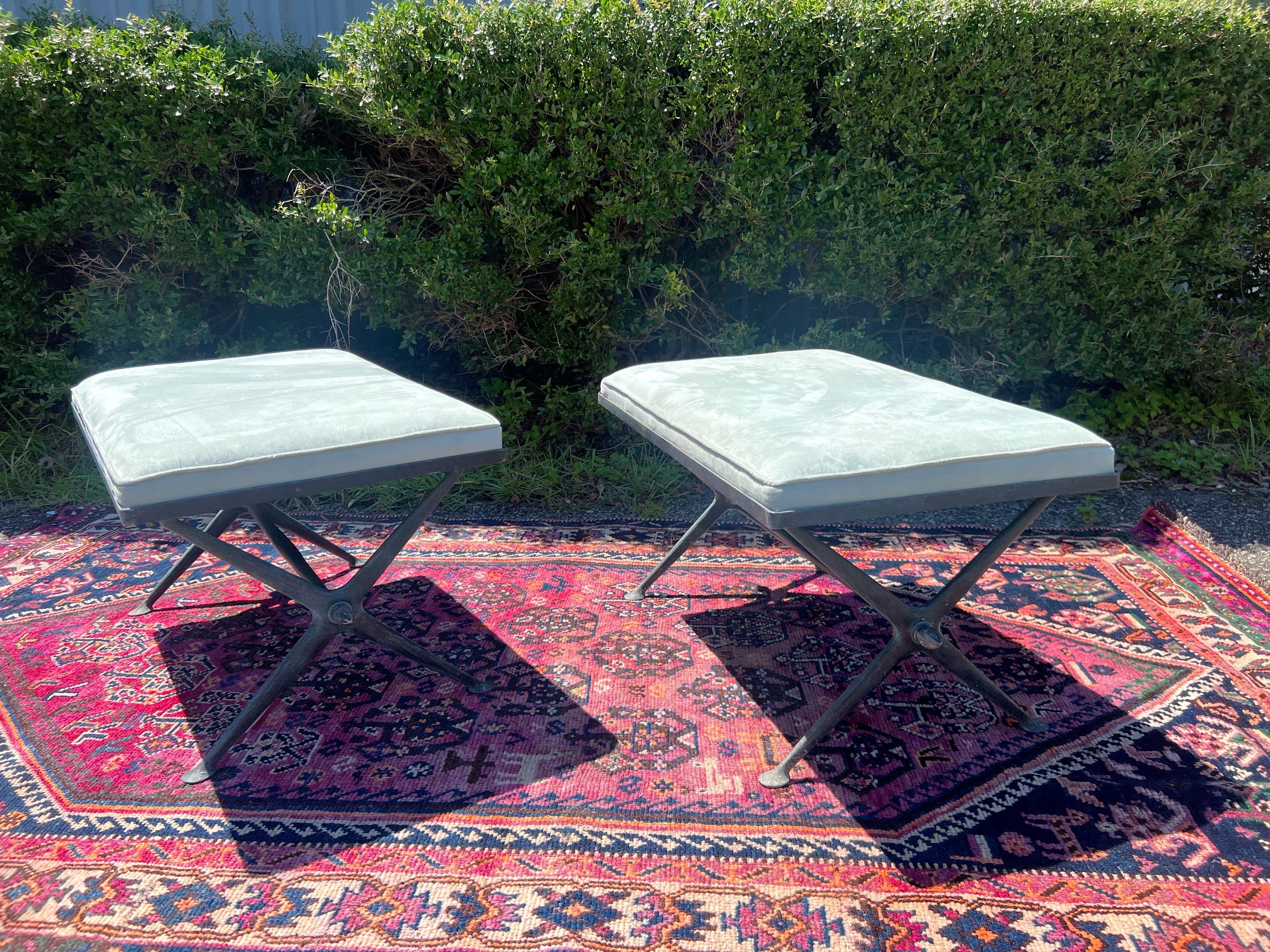 Paire de bancs en fer vintage avec base en X en daim bleu en vente 4