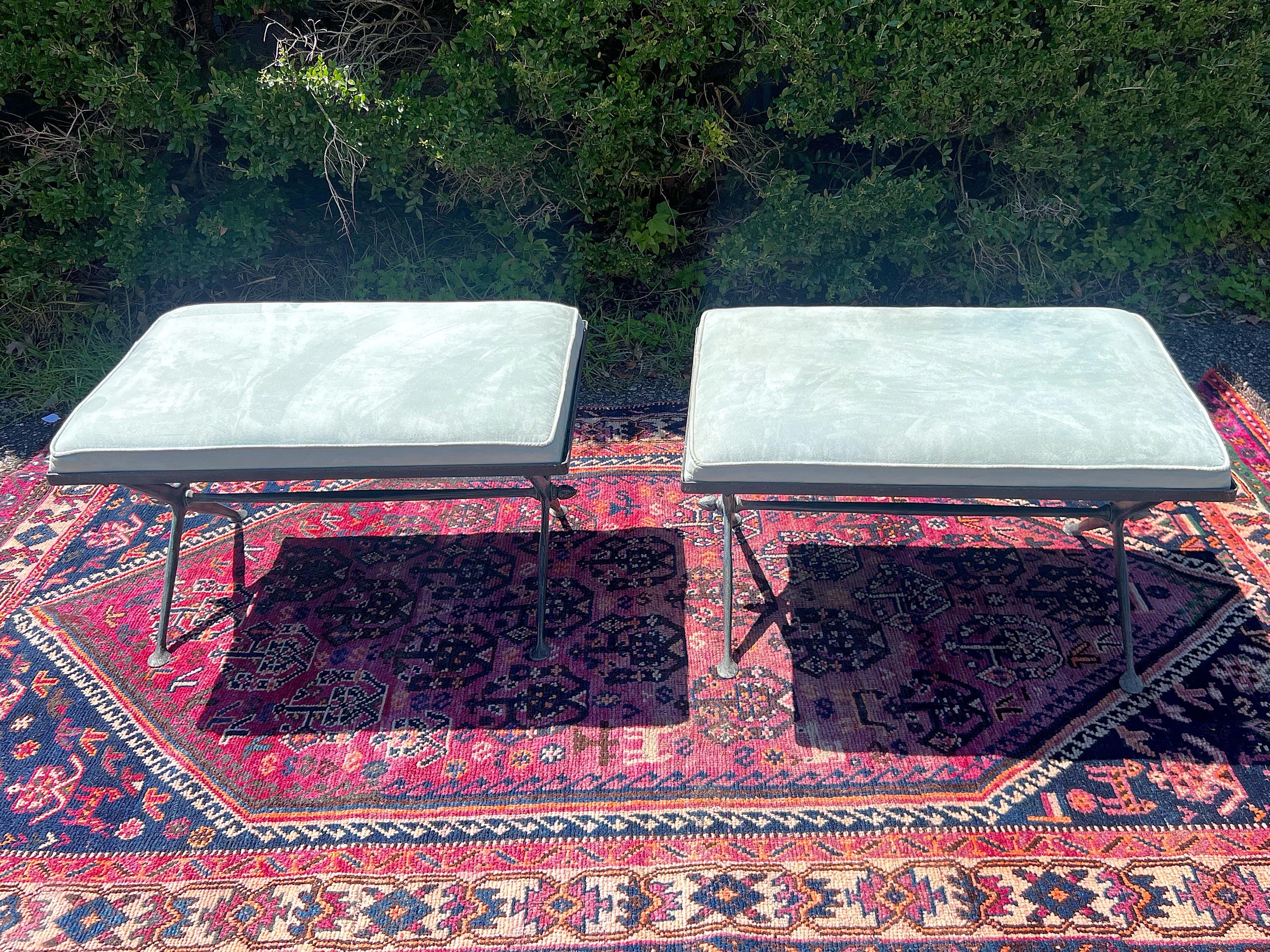 Paire de bancs en fer vintage avec base en X en daim bleu
Avec une légère touche de vert-de-gris et des pieds Empire élégants.