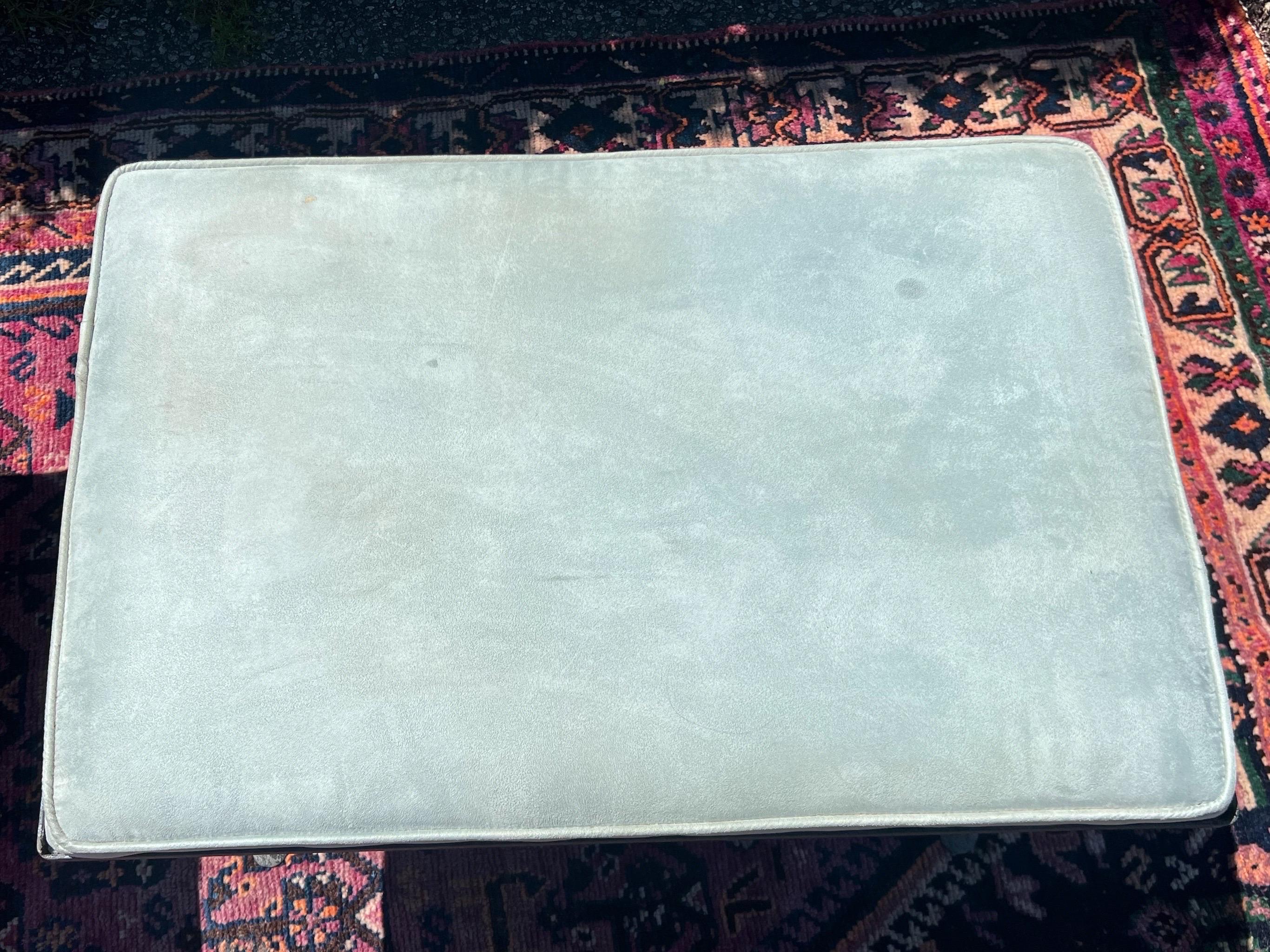 20ième siècle Paire de bancs en fer vintage avec base en X en daim bleu en vente