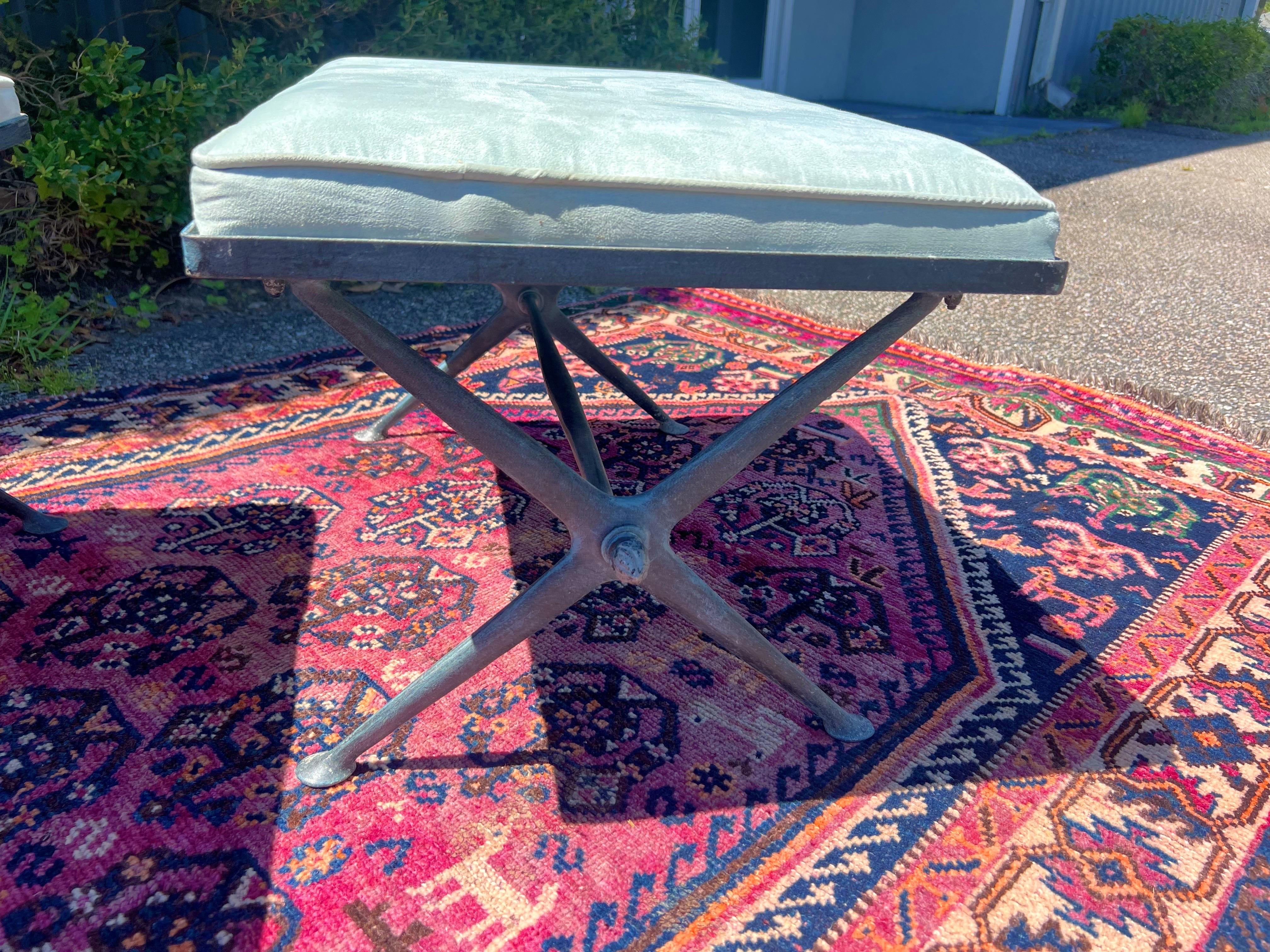 Daim Paire de bancs en fer vintage avec base en X en daim bleu en vente