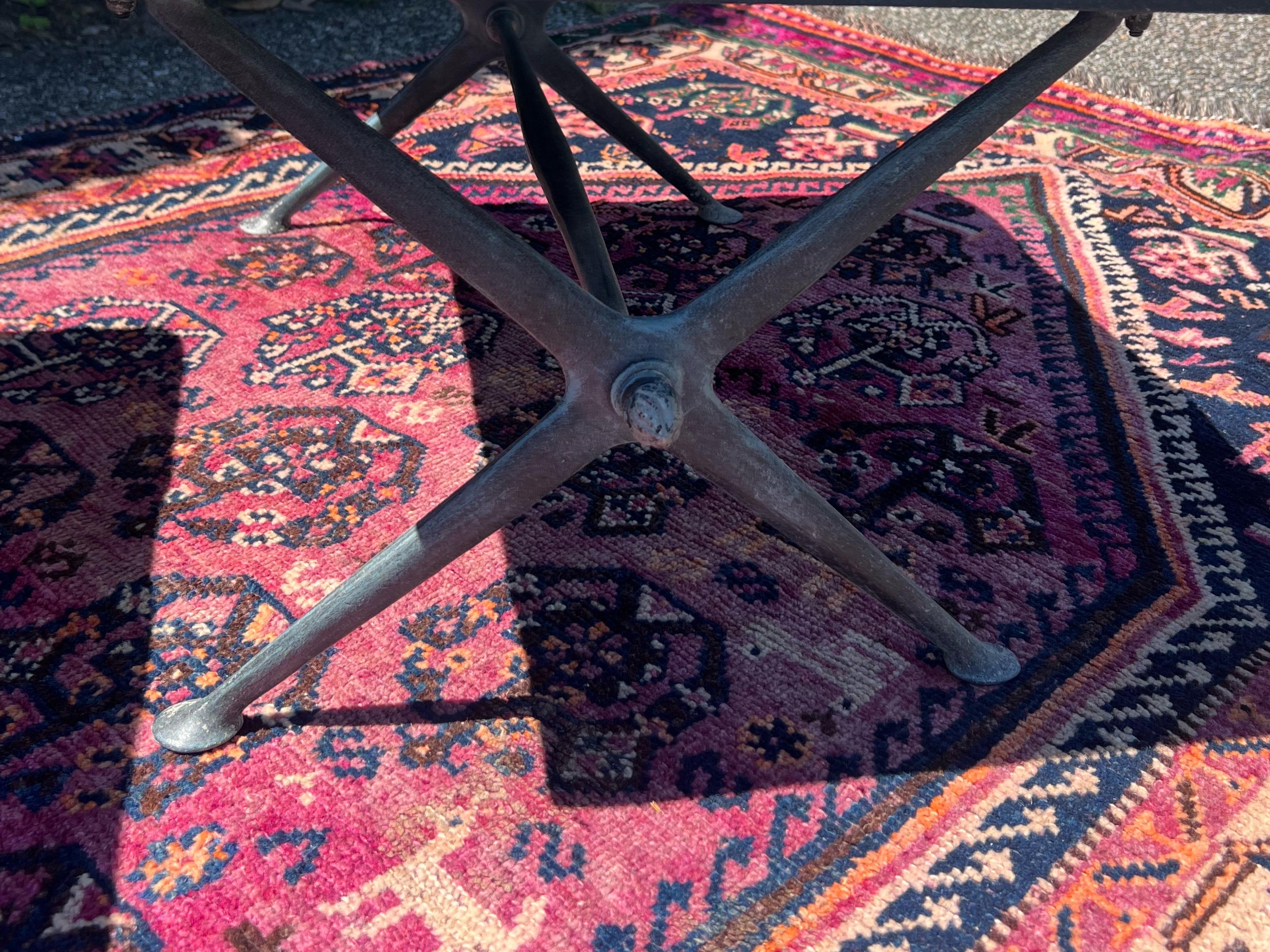 Paire de bancs en fer vintage avec base en X en daim bleu en vente 1