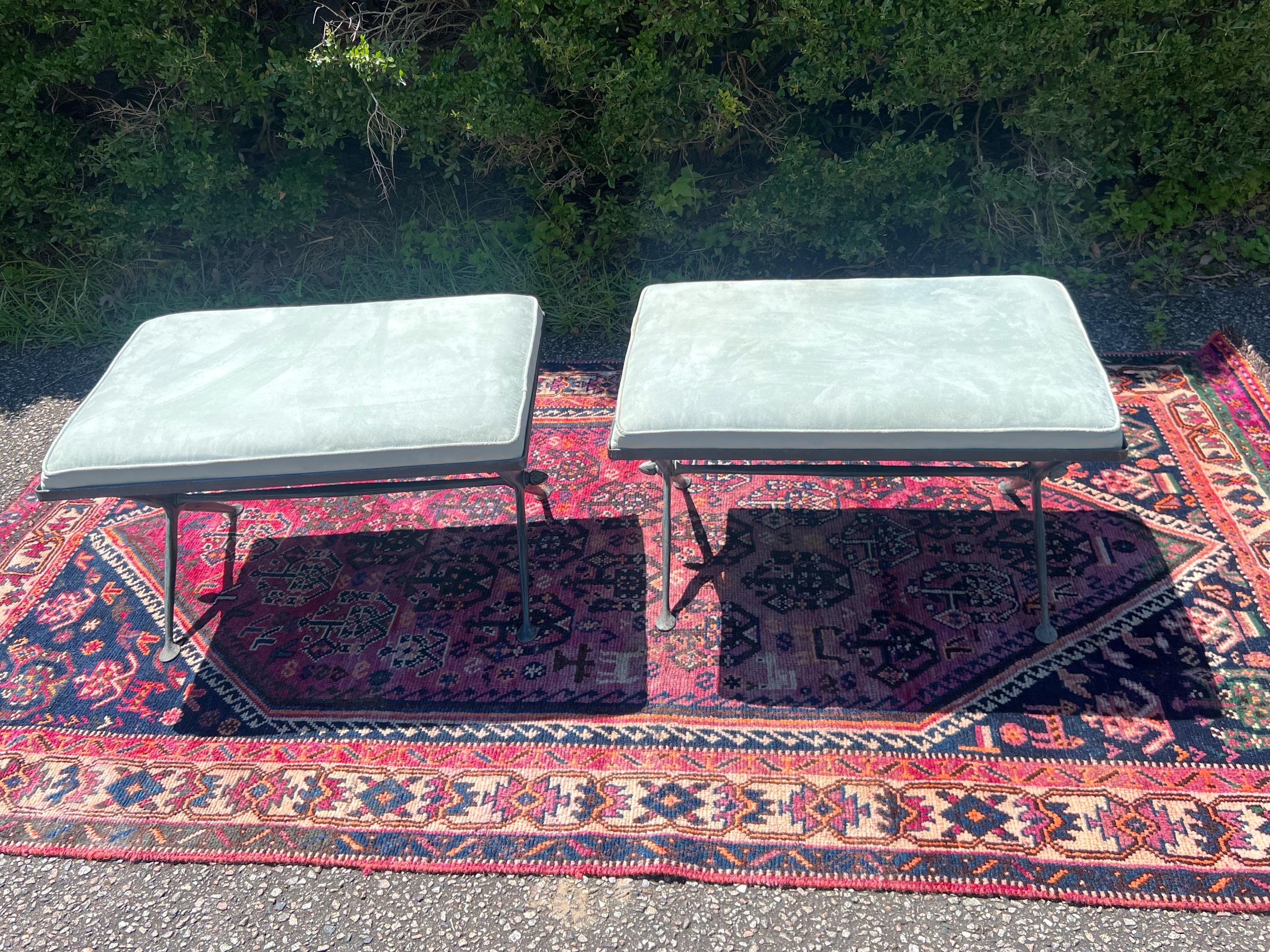 Paire de bancs en fer vintage avec base en X en daim bleu en vente 2