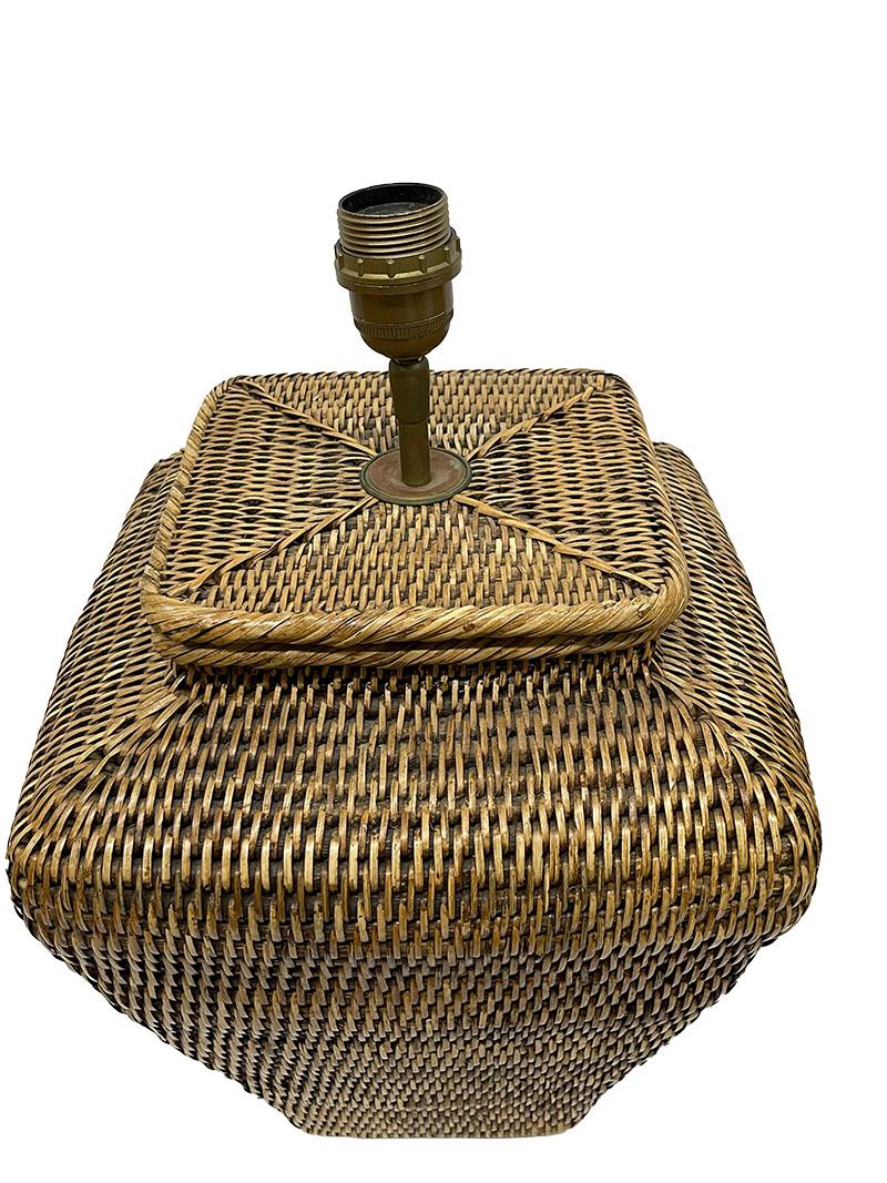 Un par de lámparas de mesa cuadradas de ratán trenzado siglo XX en venta