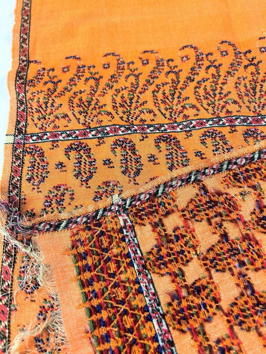 A Paisley Saffron cashmere scarf - Scotland - Victorian period Circa 1860 For Sale 6