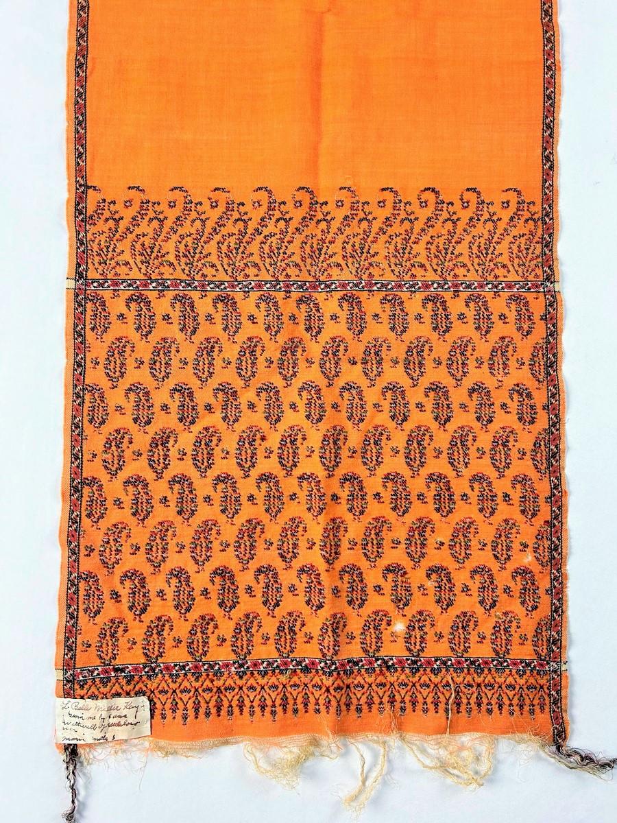 A Paisley Saffron cashmere scarf - Scotland - Victorian period Circa 1860 For Sale 9