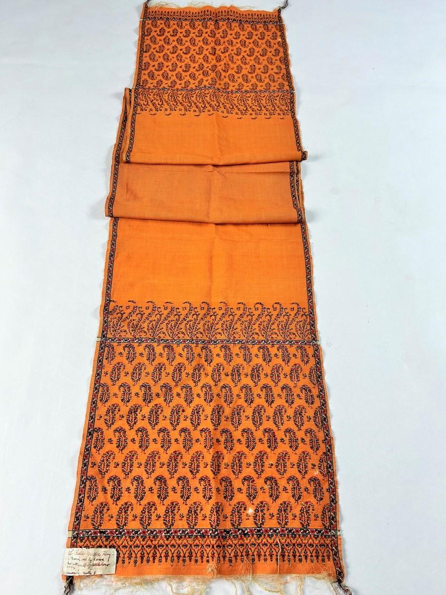 A Paisley Saffron cashmere scarf - Scotland - Victorian period Circa 1860 For Sale 11