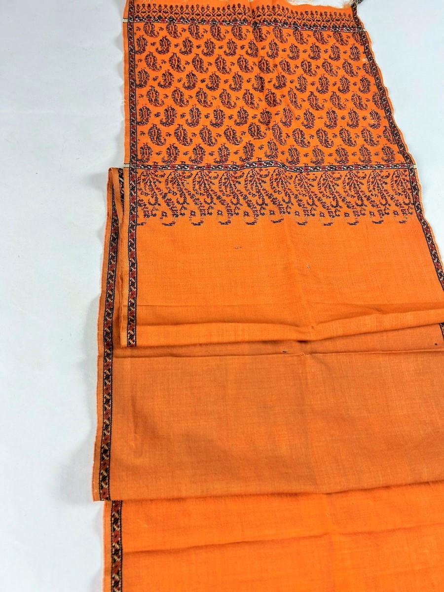 A Paisley Saffron cashmere scarf - Scotland - Victorian period Circa 1860 For Sale 13