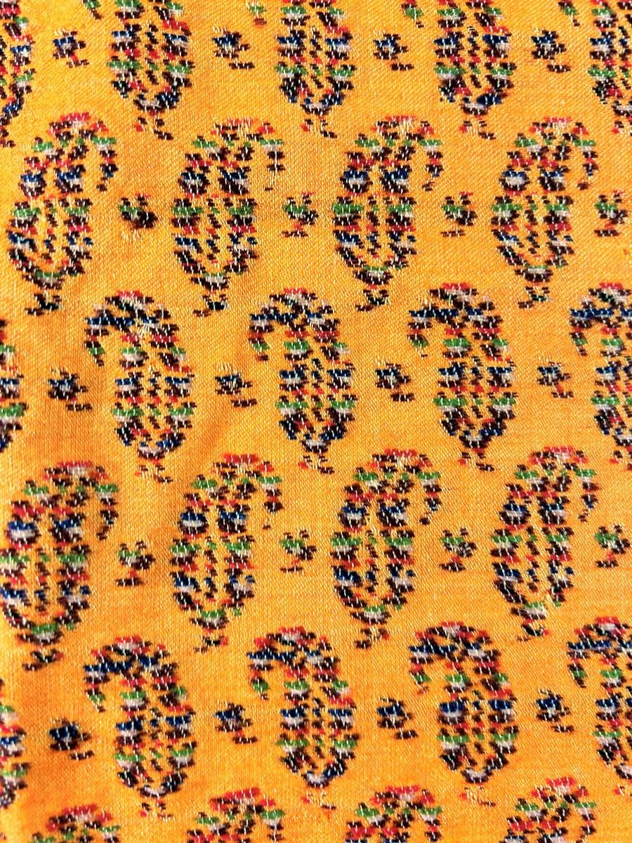 A Paisley Saffron cashmere scarf - Scotland - Victorian period Circa 1860 For Sale 14