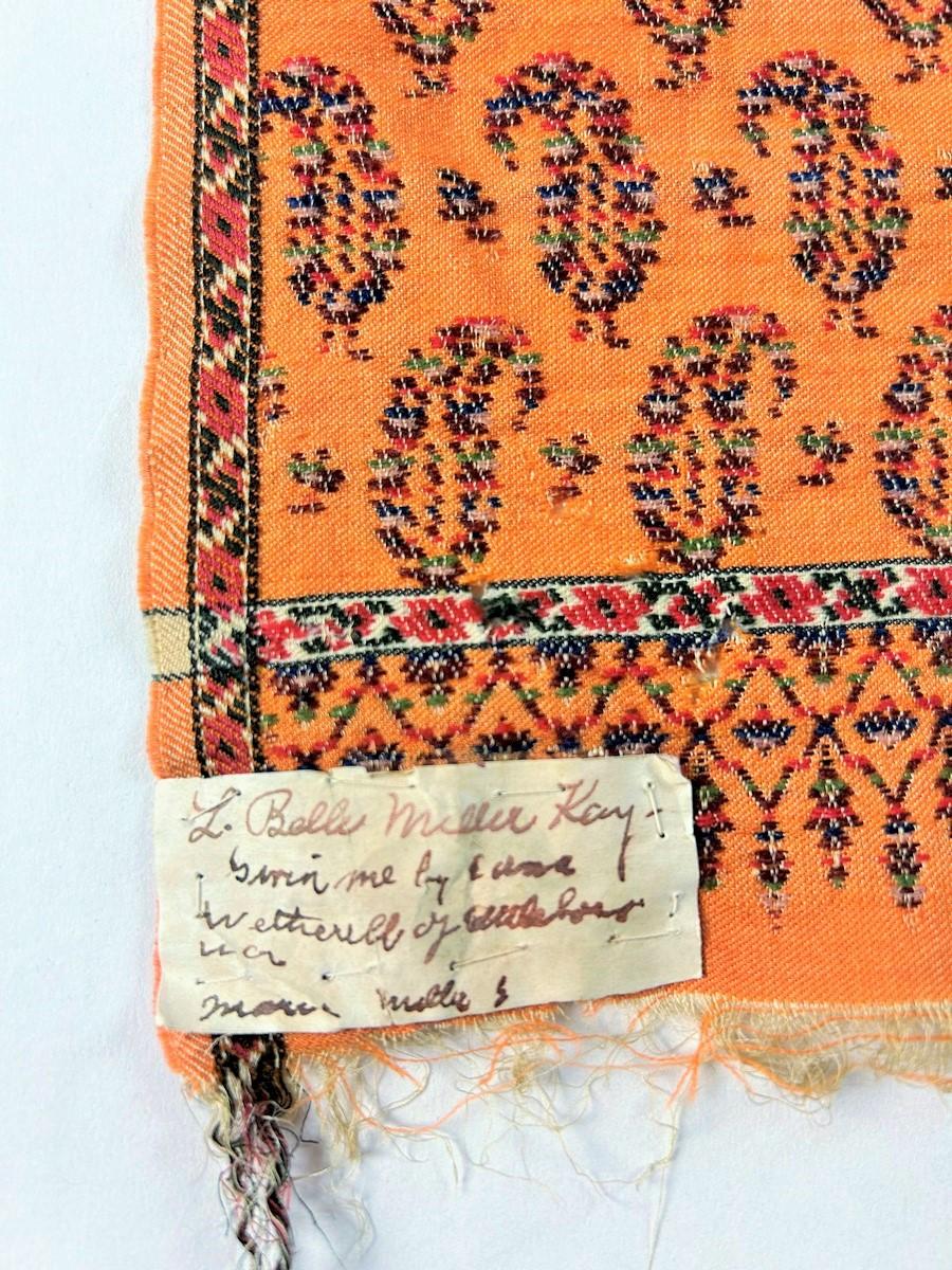 A Paisley Saffron cashmere scarf - Scotland - Victorian period Circa 1860 For Sale 1