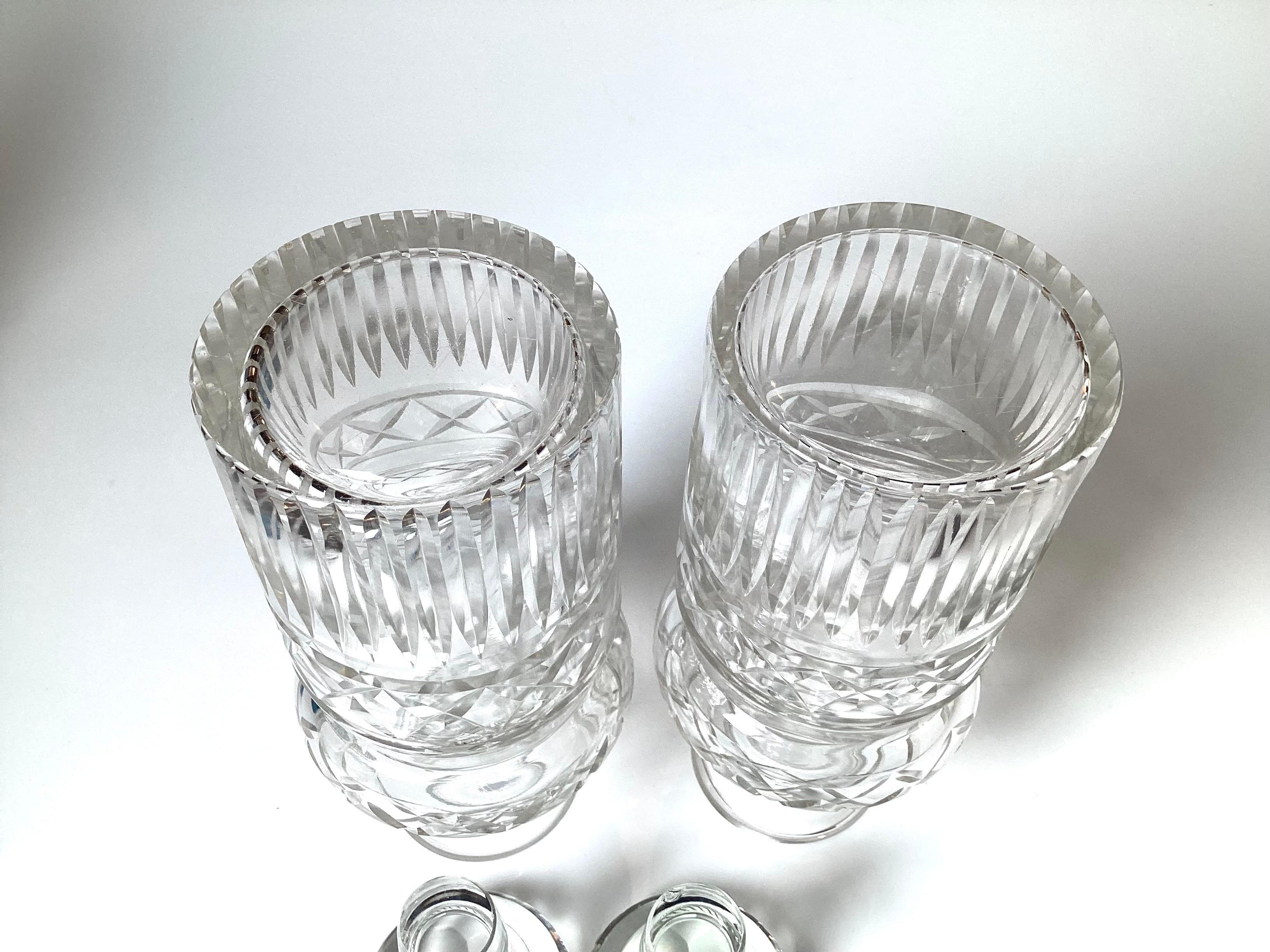 Ein Paar Spirituosenkaraffen aus geschliffenem Glas aus dem 19. im Zustand „Gut“ im Angebot in Lambertville, NJ