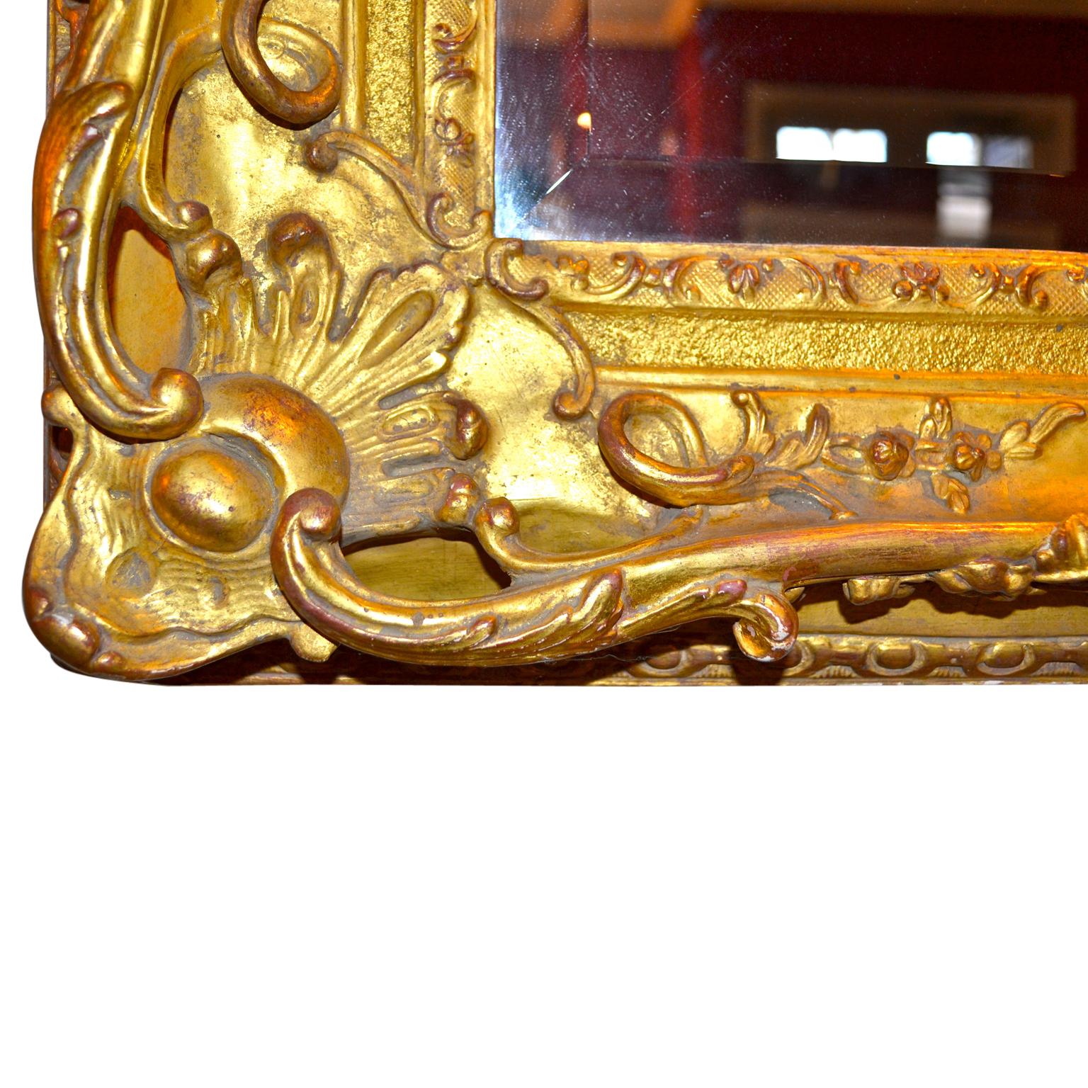 Miroir palatial en bois doré sculpté de style Louis XV du 19ème siècle français en vente 5