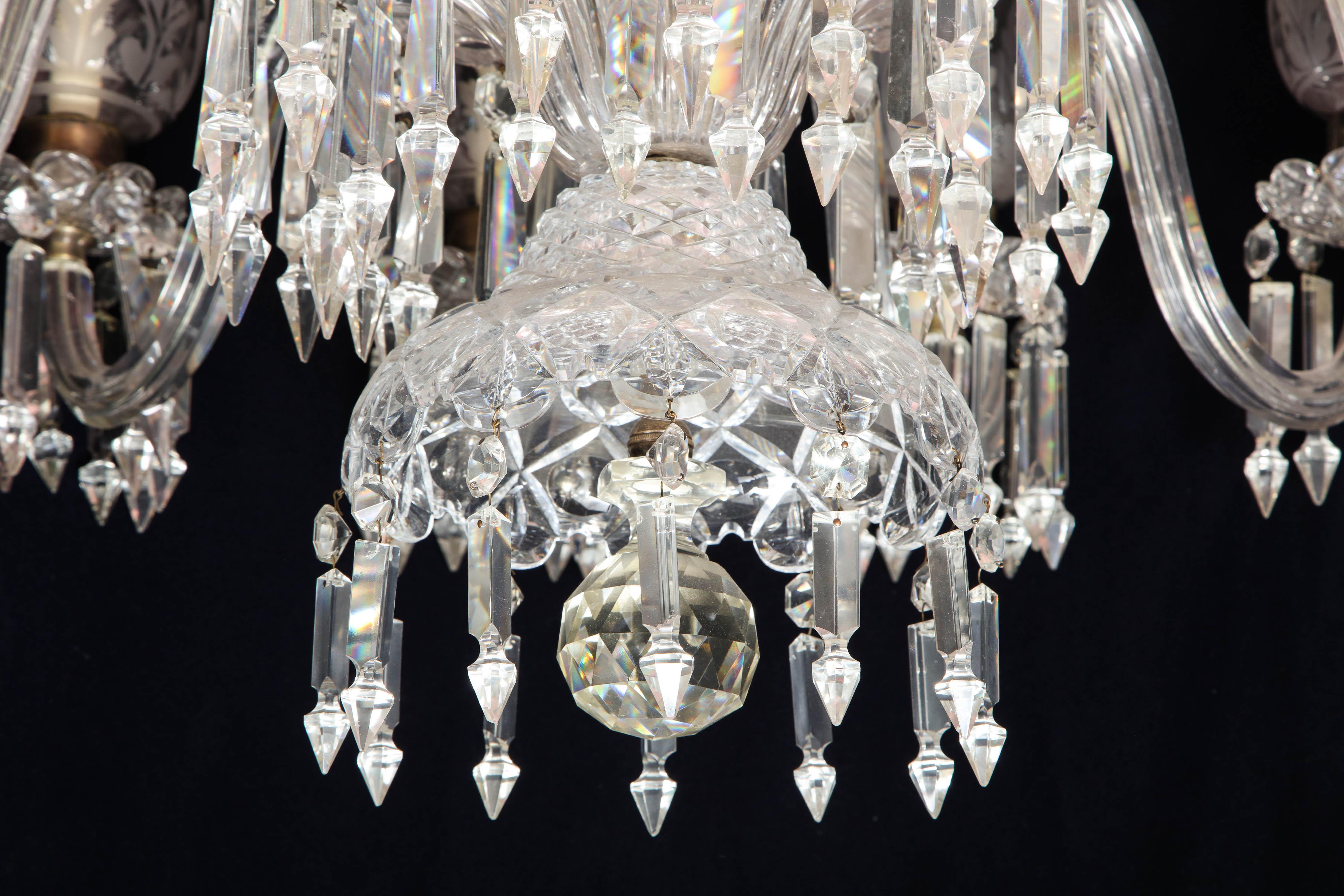 Français Palatial et grand lustre français ancien en cristal taillé Louis XVI en vente