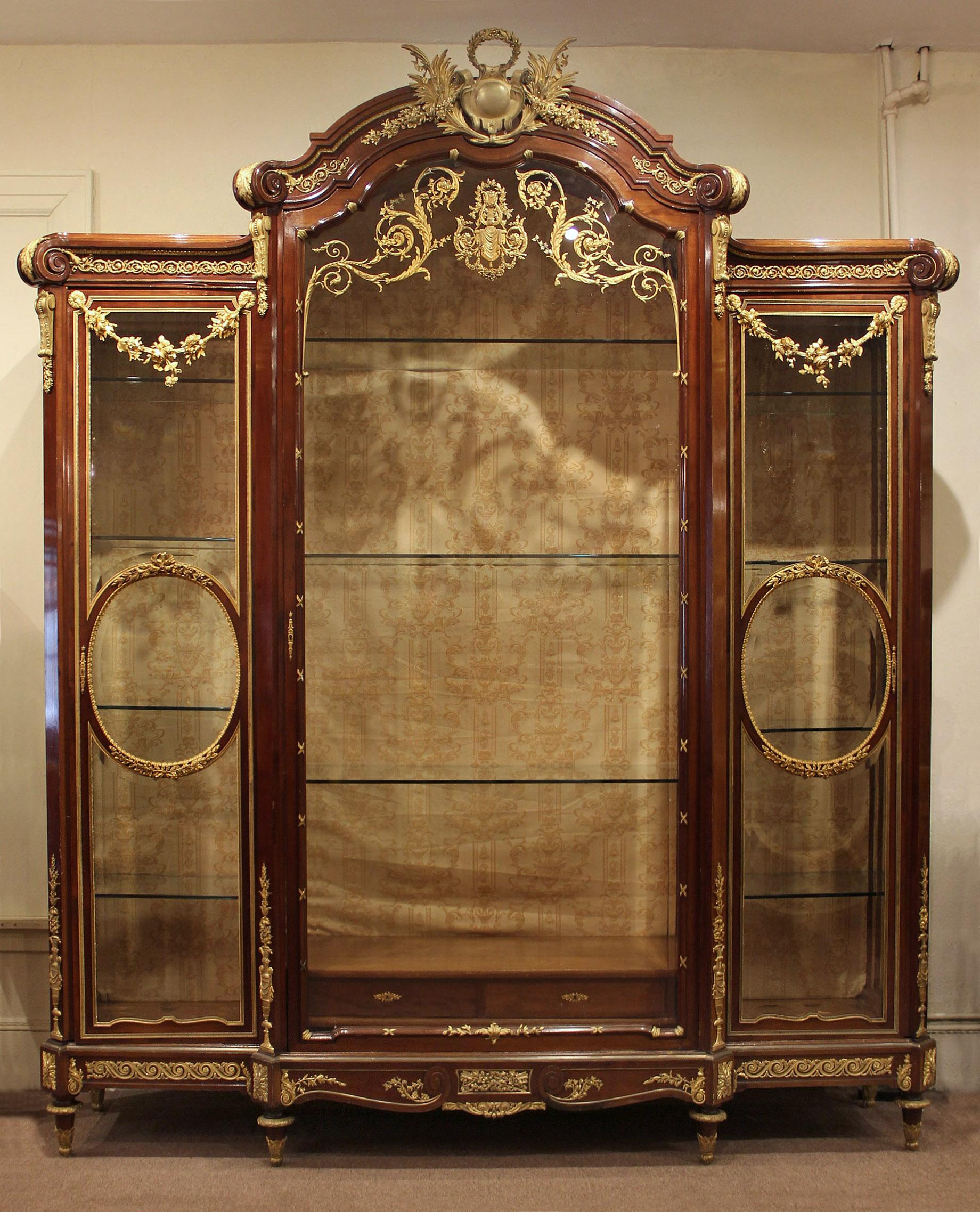 Belle Époque Palatial Early 20th Century Gilt Bronze Mounted Vitrine by François Linke For Sale