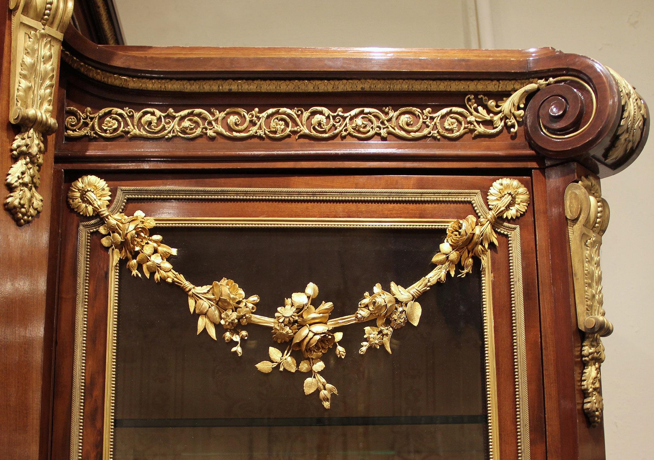 Palatial Early 20th Century Gilt Bronze Mounted Vitrine by François Linke For Sale 2