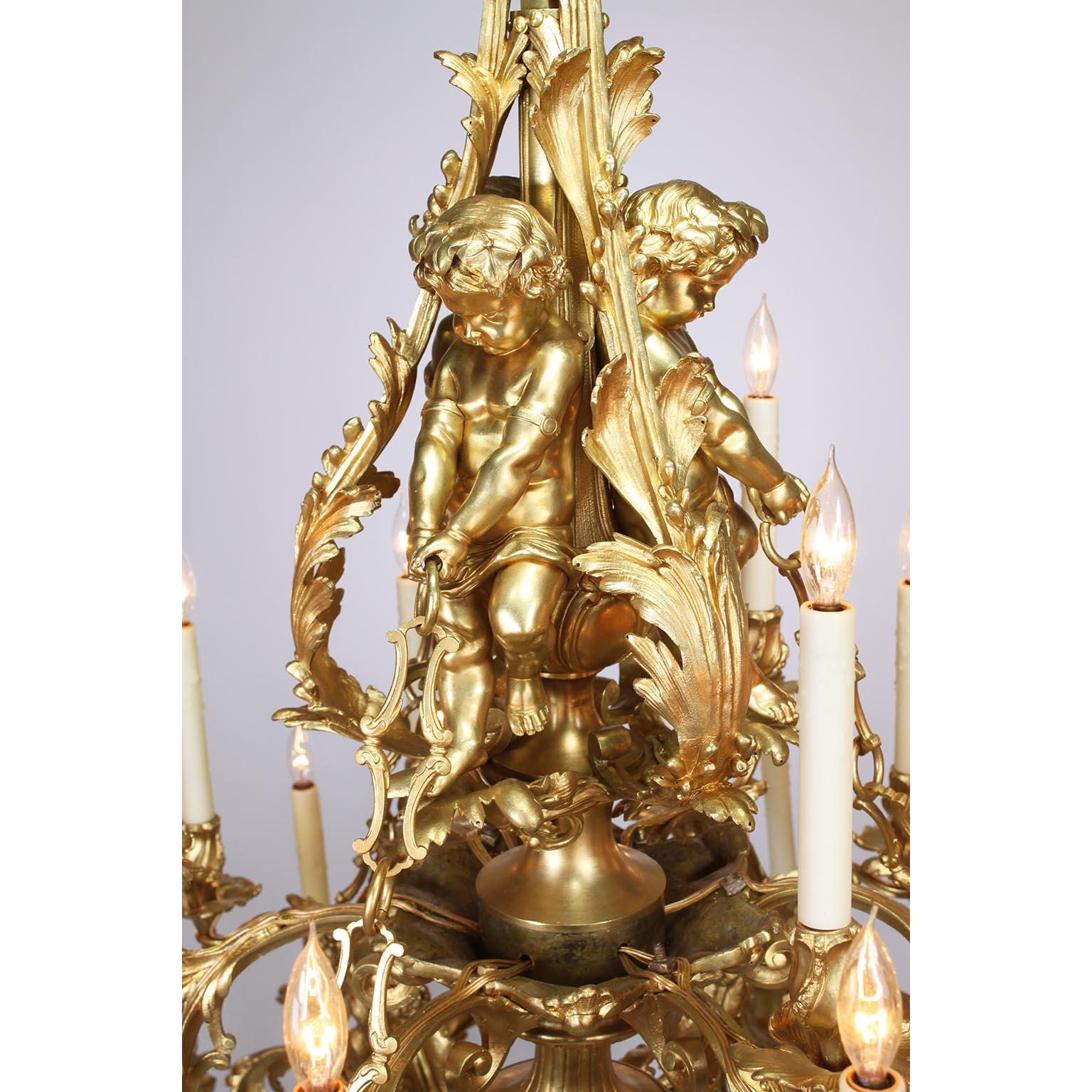 Doré Lustre chérubin de style Louis XV du 19ème siècle en bronze doré, 39 L en vente
