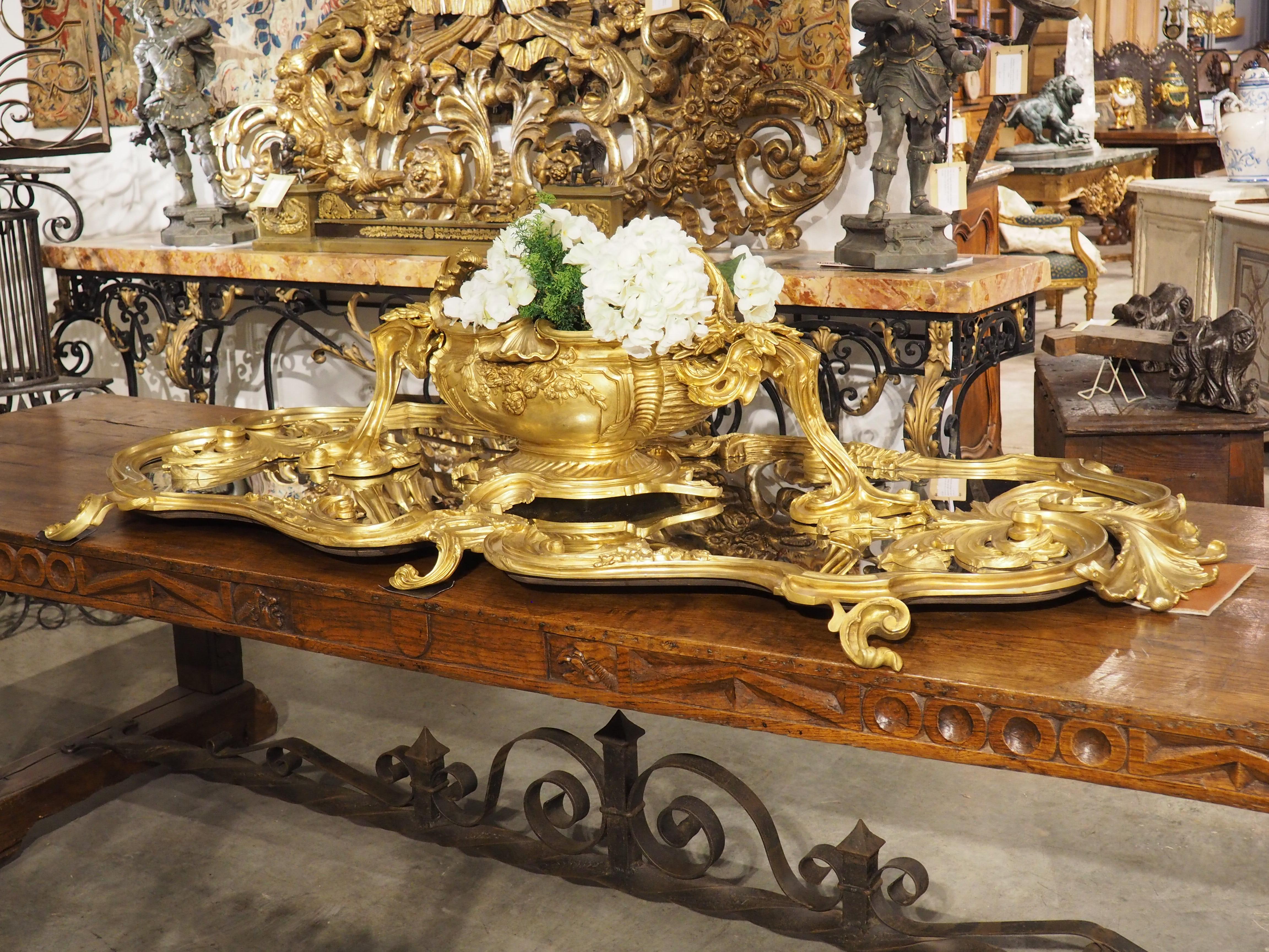Un somptueux Surtout de table avec jardinière en bronze doré français avec miroir, L-74,5 en vente 4