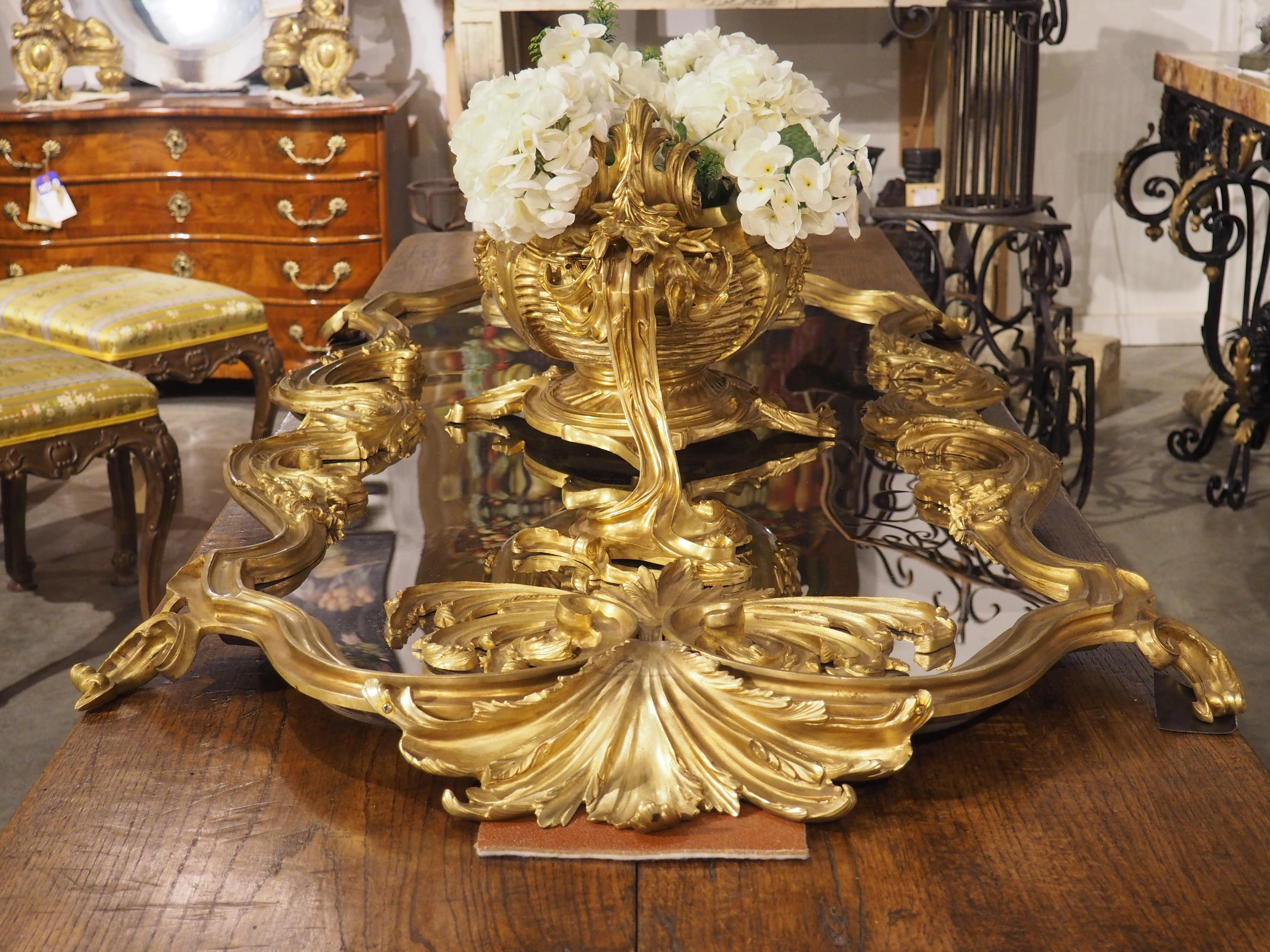 Français Un somptueux Surtout de table avec jardinière en bronze doré français avec miroir, L-74,5 en vente