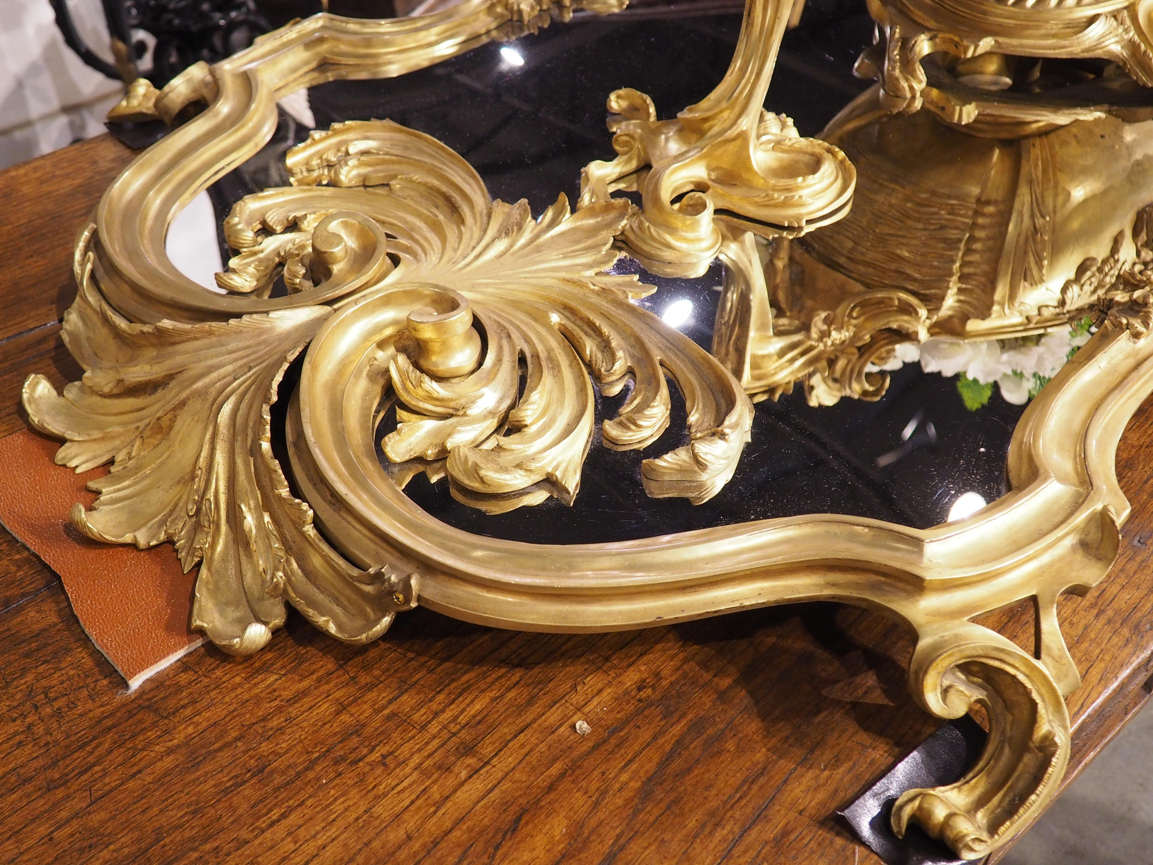 20ième siècle Un somptueux Surtout de table avec jardinière en bronze doré français avec miroir, L-74,5 en vente