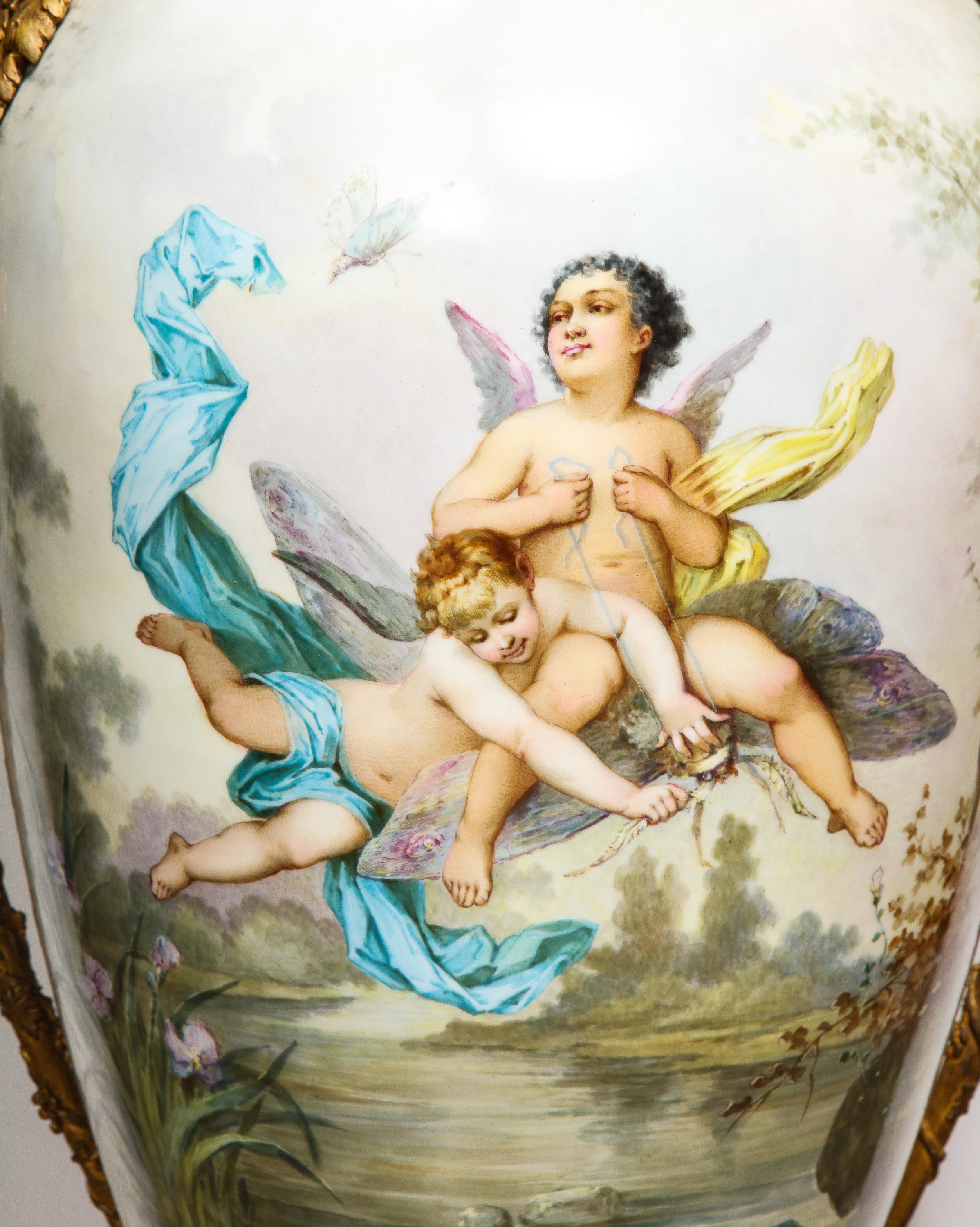 Jarrón y tapa palaciegos franceses de porcelana de Sevres pintados a mano y montados en ormolu en venta 8