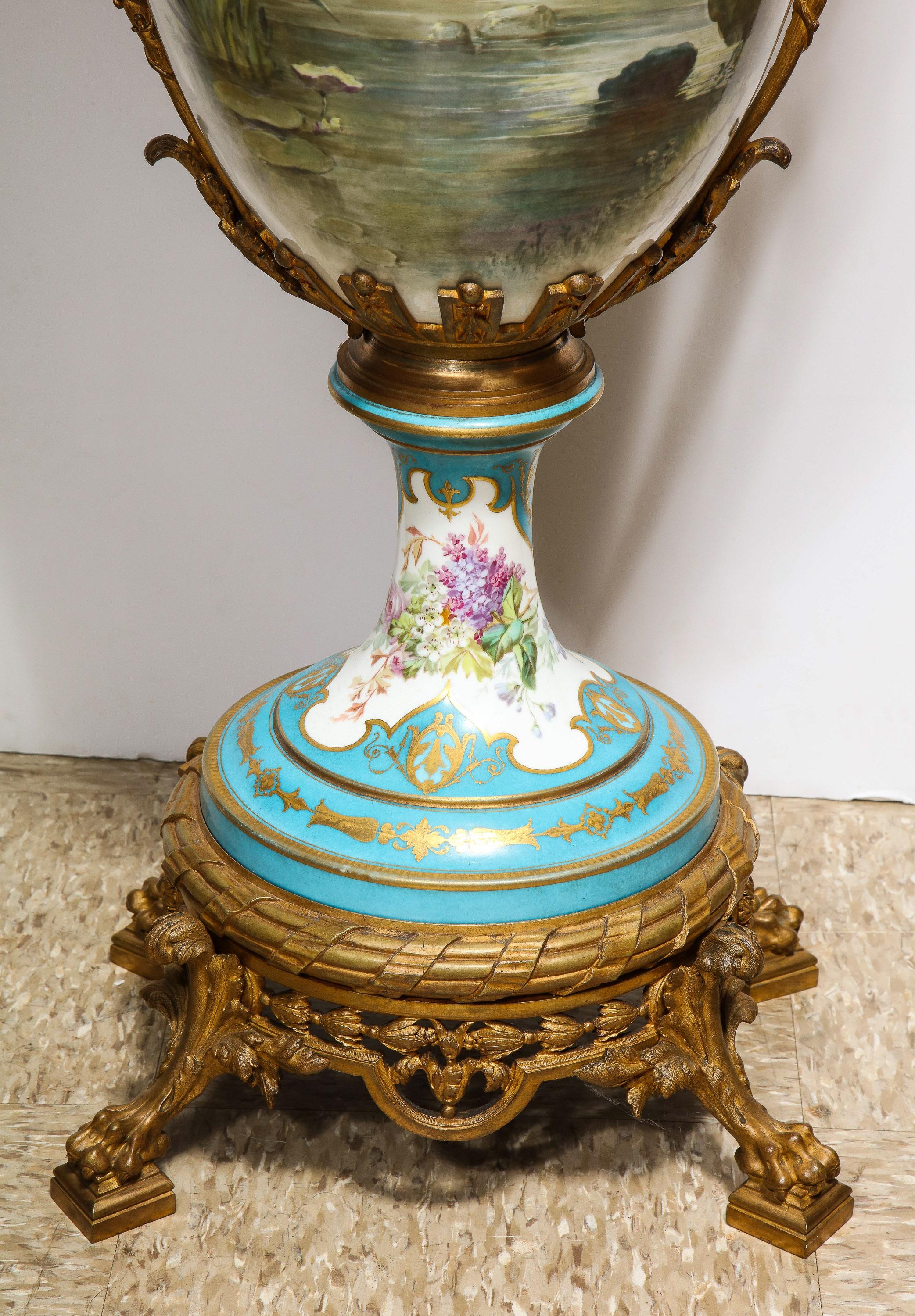 Vase et couvercle palatial en porcelaine de Sèvres montée en bronze doré et peinte à la main en vente 9
