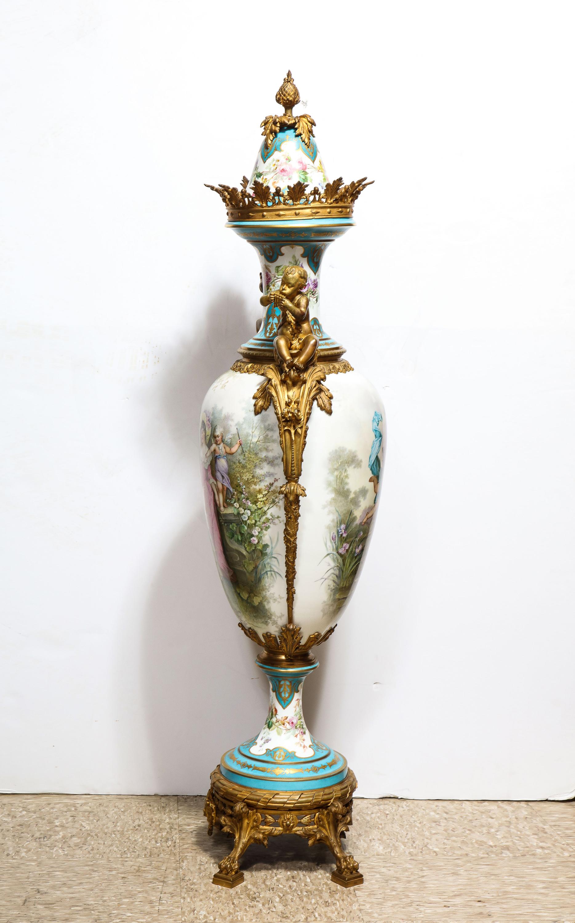 Jarrón y tapa palaciegos franceses de porcelana de Sevres pintados a mano y montados en ormolu en venta 10