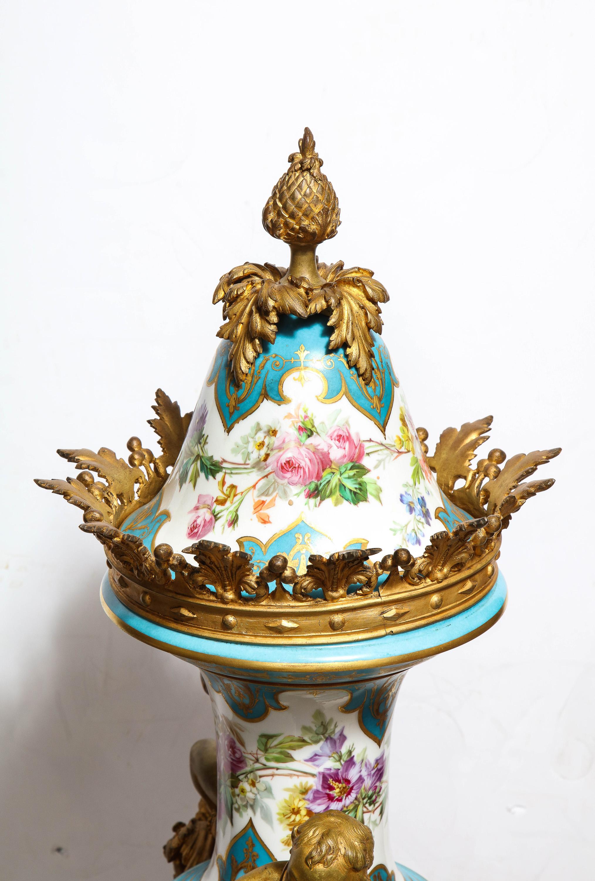 Jarrón y tapa palaciegos franceses de porcelana de Sevres pintados a mano y montados en ormolu en venta 11