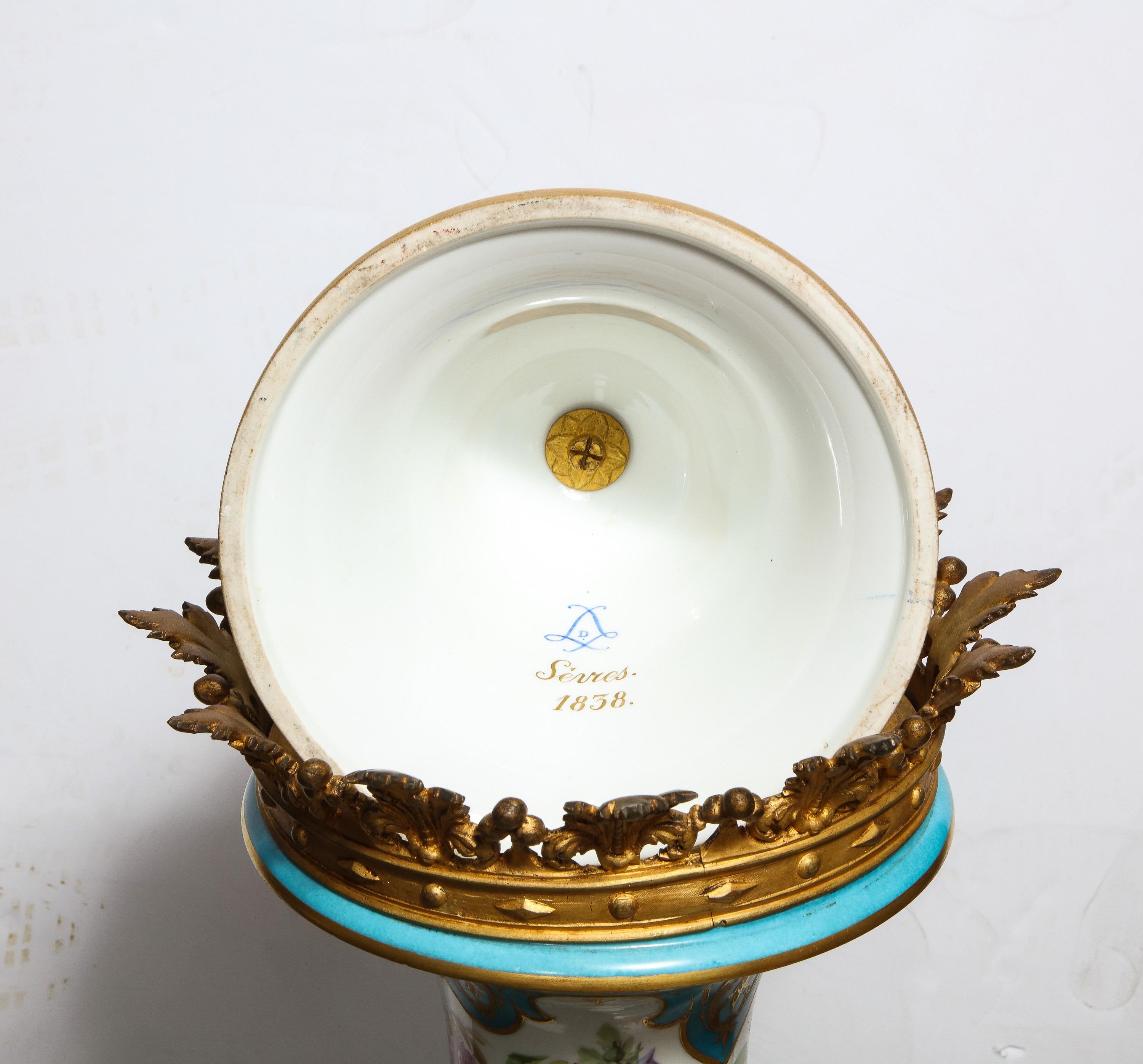 Vase et couvercle palatial en porcelaine de Sèvres montée en bronze doré et peinte à la main en vente 12