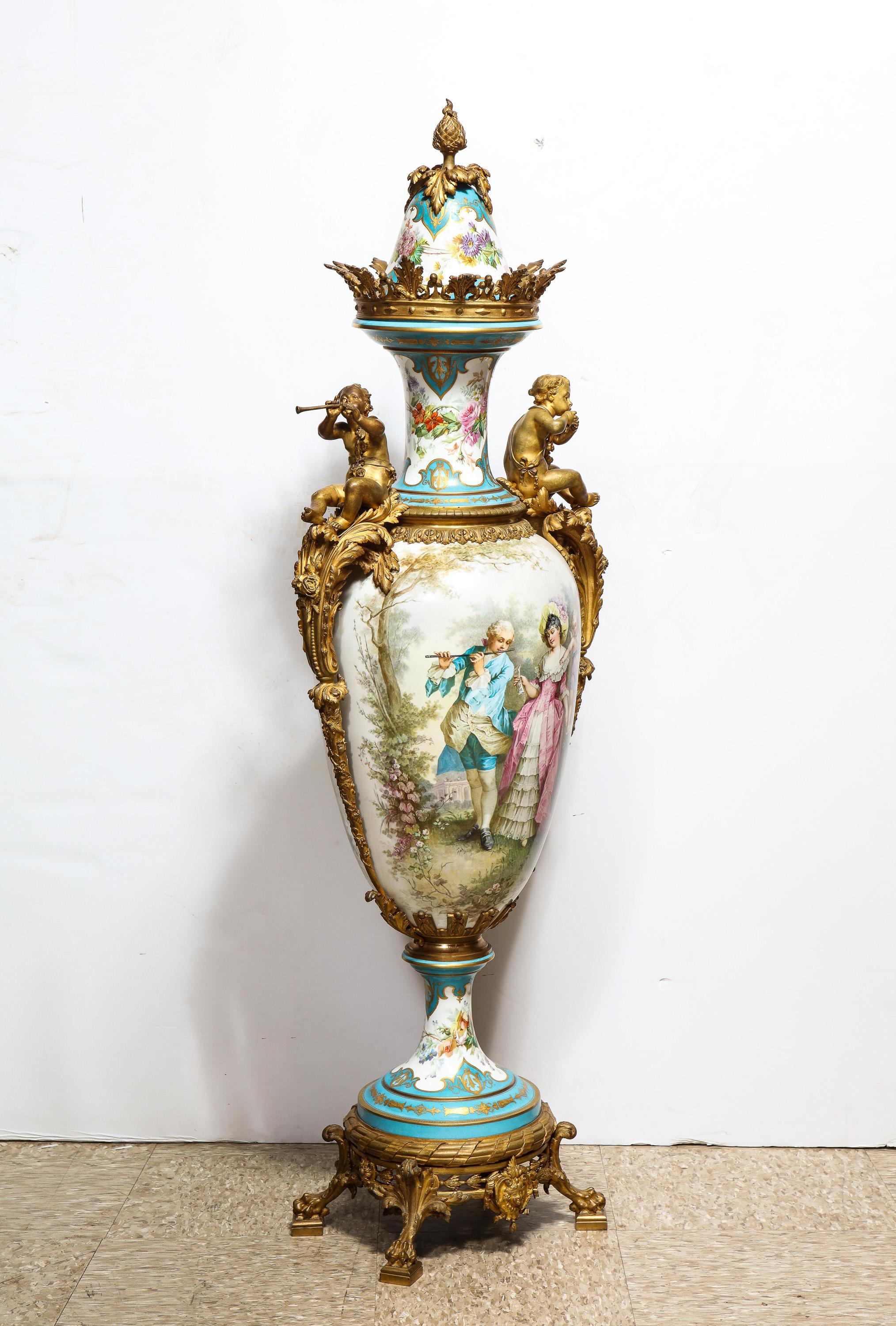 Handbemalte Vase und Deckel aus Sèvres-Porzellan mit Ormolu-Montierung, um 1838.

Diese monumentale Vase aus Sèvres-Porzellan ist 56 Zoll hoch und wunderschön handbemalt mit klassischen Szenen von Liebenden und Amoretten auf türkisblauem