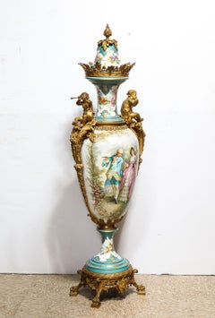 Vase et couvercle palatial en porcelaine de Sèvres montée en bronze doré et peinte à la main