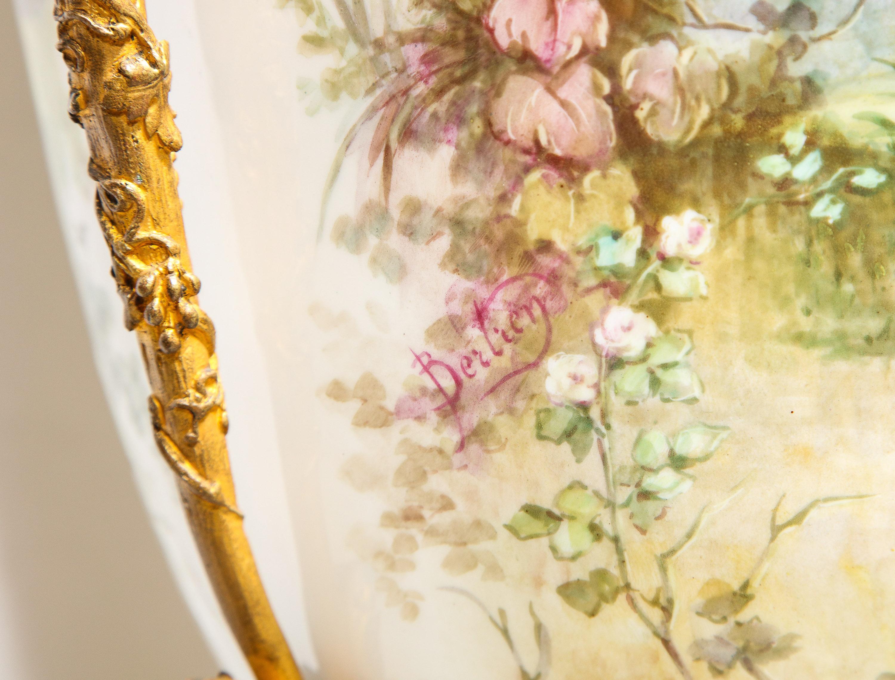 Jarrón y tapa palaciegos franceses de porcelana de Sevres pintados a mano y montados en ormolu en venta 13