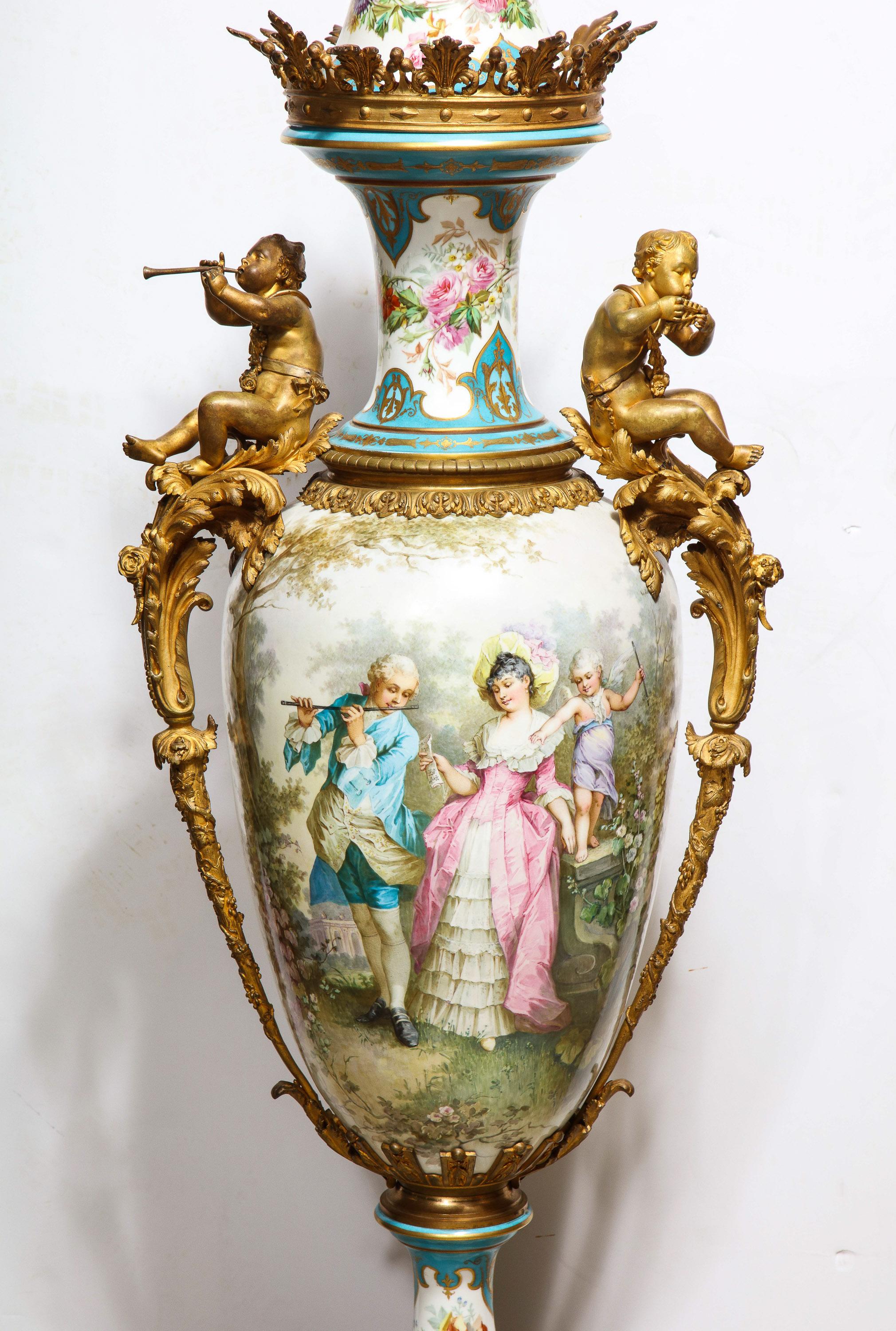 Français Vase et couvercle palatial en porcelaine de Sèvres montée en bronze doré et peinte à la main en vente