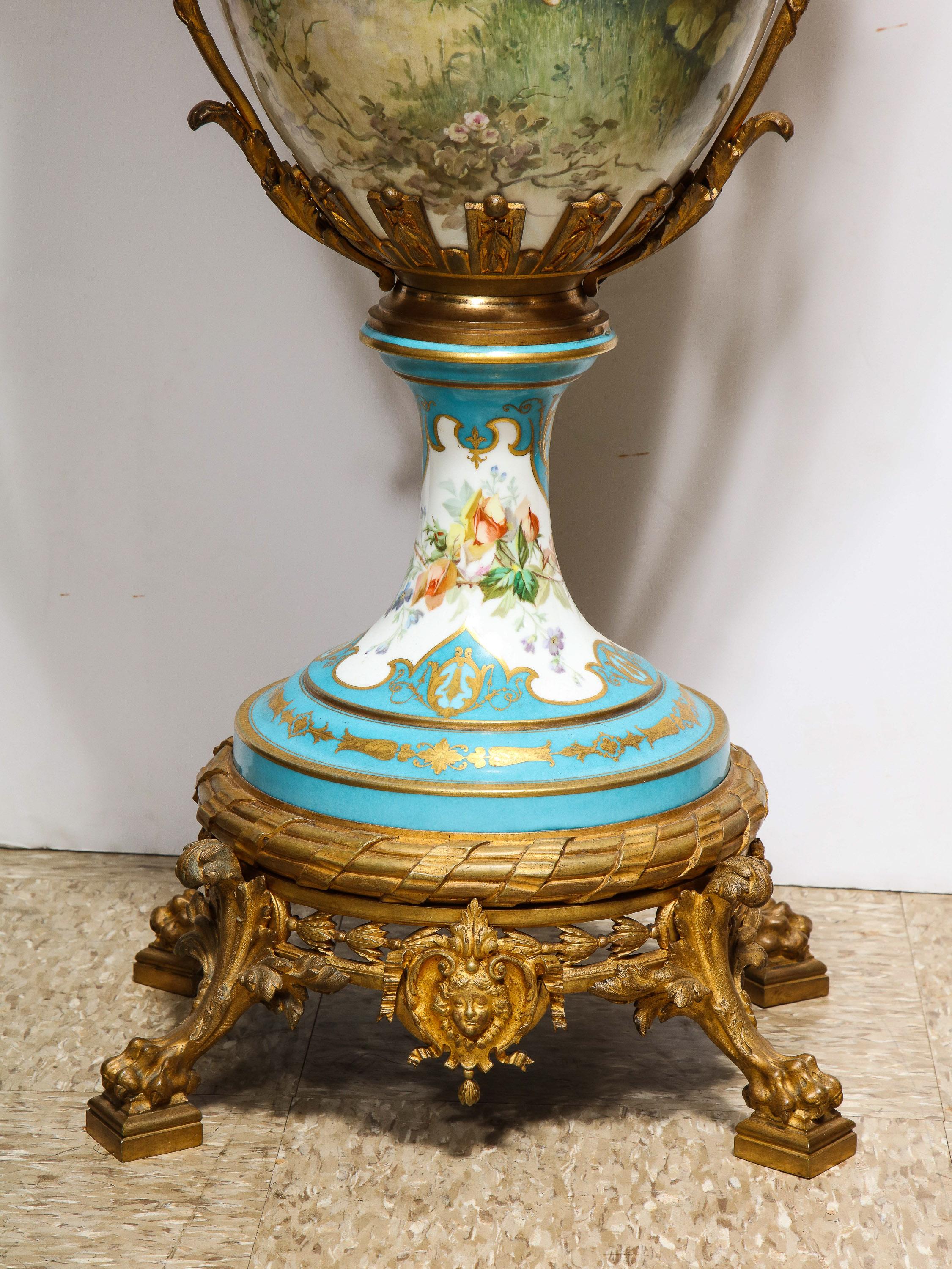 Palastische französische Sèvres-Porzellanvase mit Ormolu-Montierung und handbemaltem Deckel (19. Jahrhundert) im Angebot